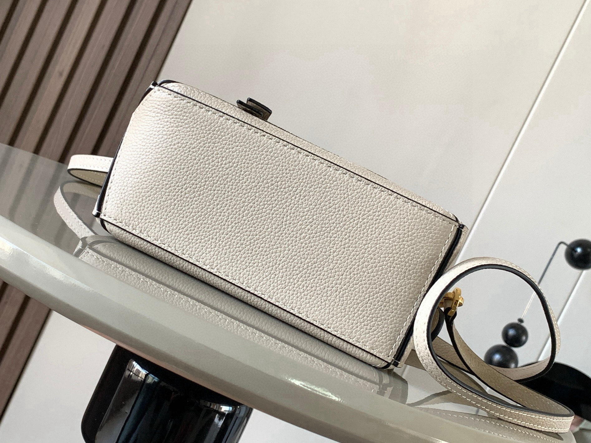 Loewe 限时特价几何包迷你18CM Puzzle手袋是创意总监乔纳森．安德森为