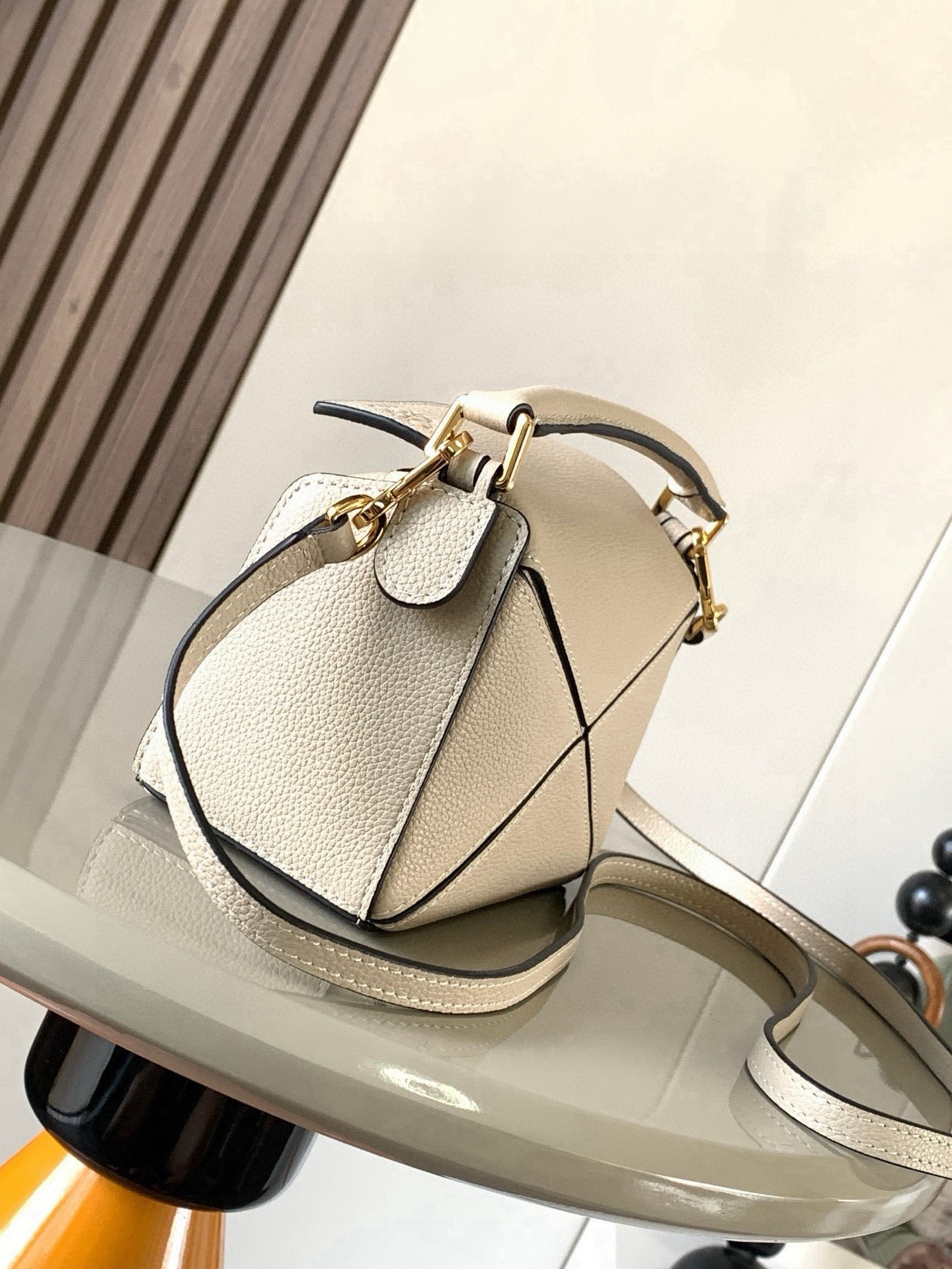 Loewe 限时特价几何包迷你18CM Puzzle手袋是创意总监乔纳森．安德森为
