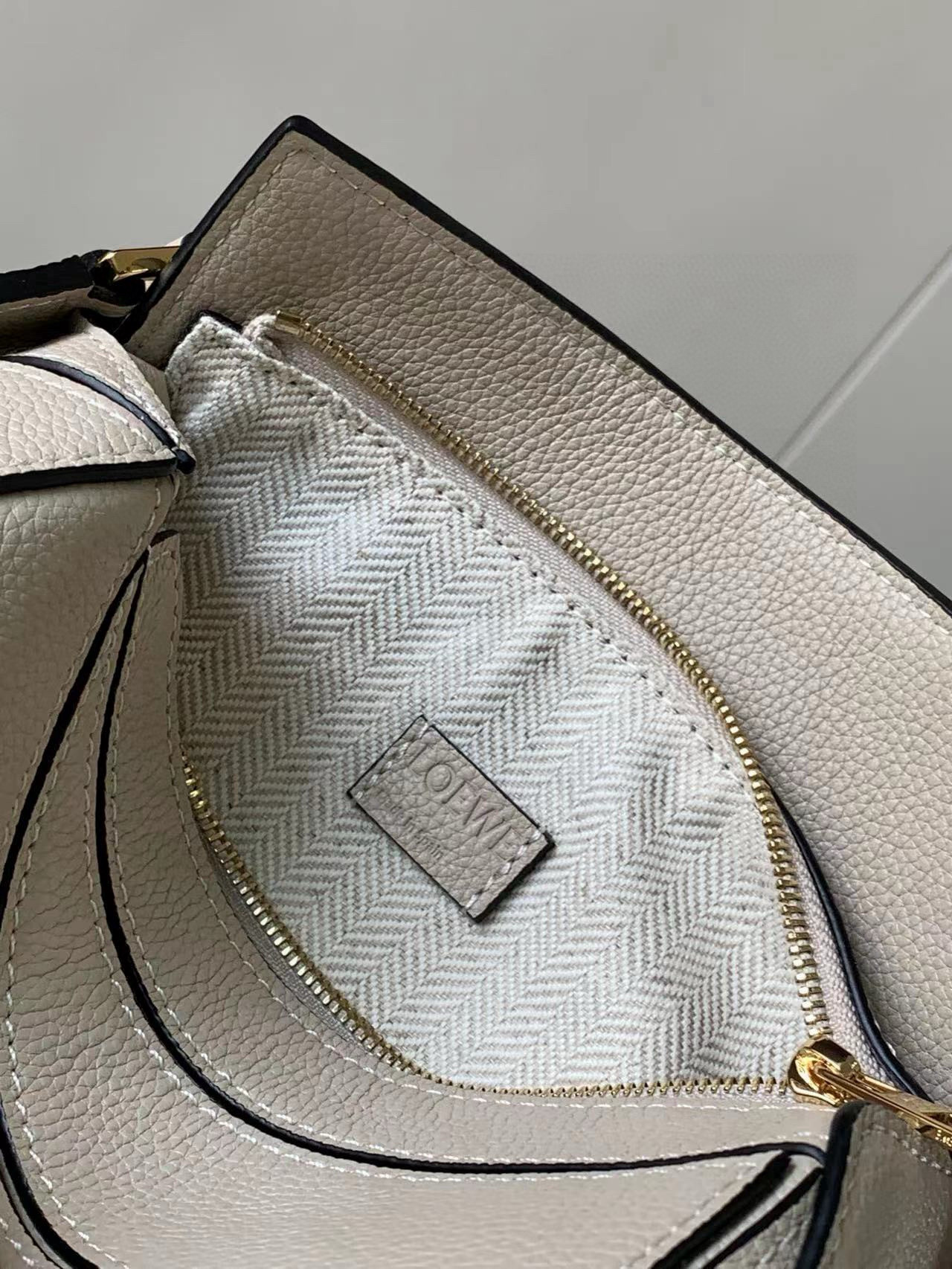 Loewe 限时特价几何包迷你18CM Puzzle手袋是创意总监乔纳森．安德森为