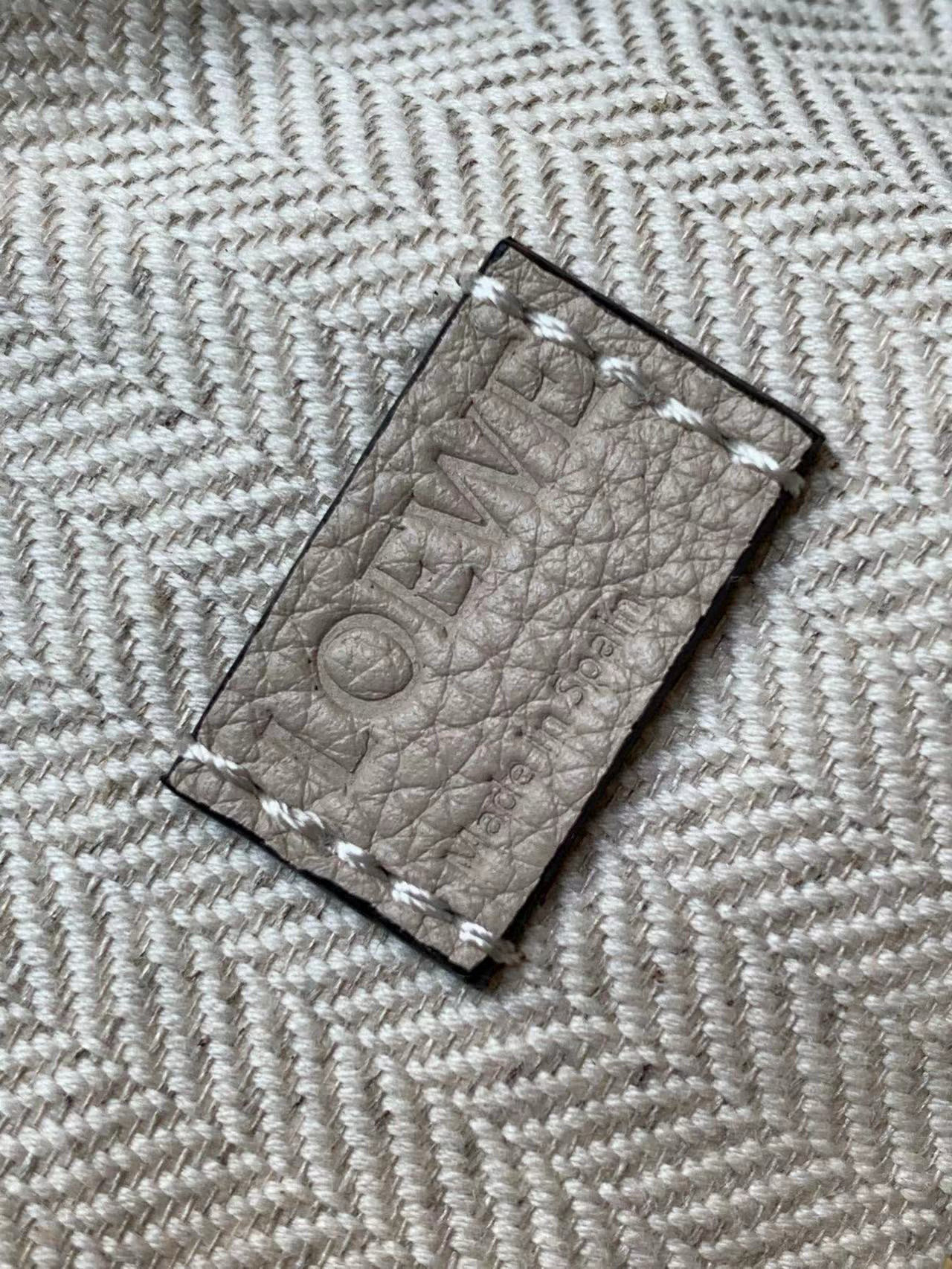 Loewe 限时特价几何包迷你18CM Puzzle手袋是创意总监乔纳森．安德森为