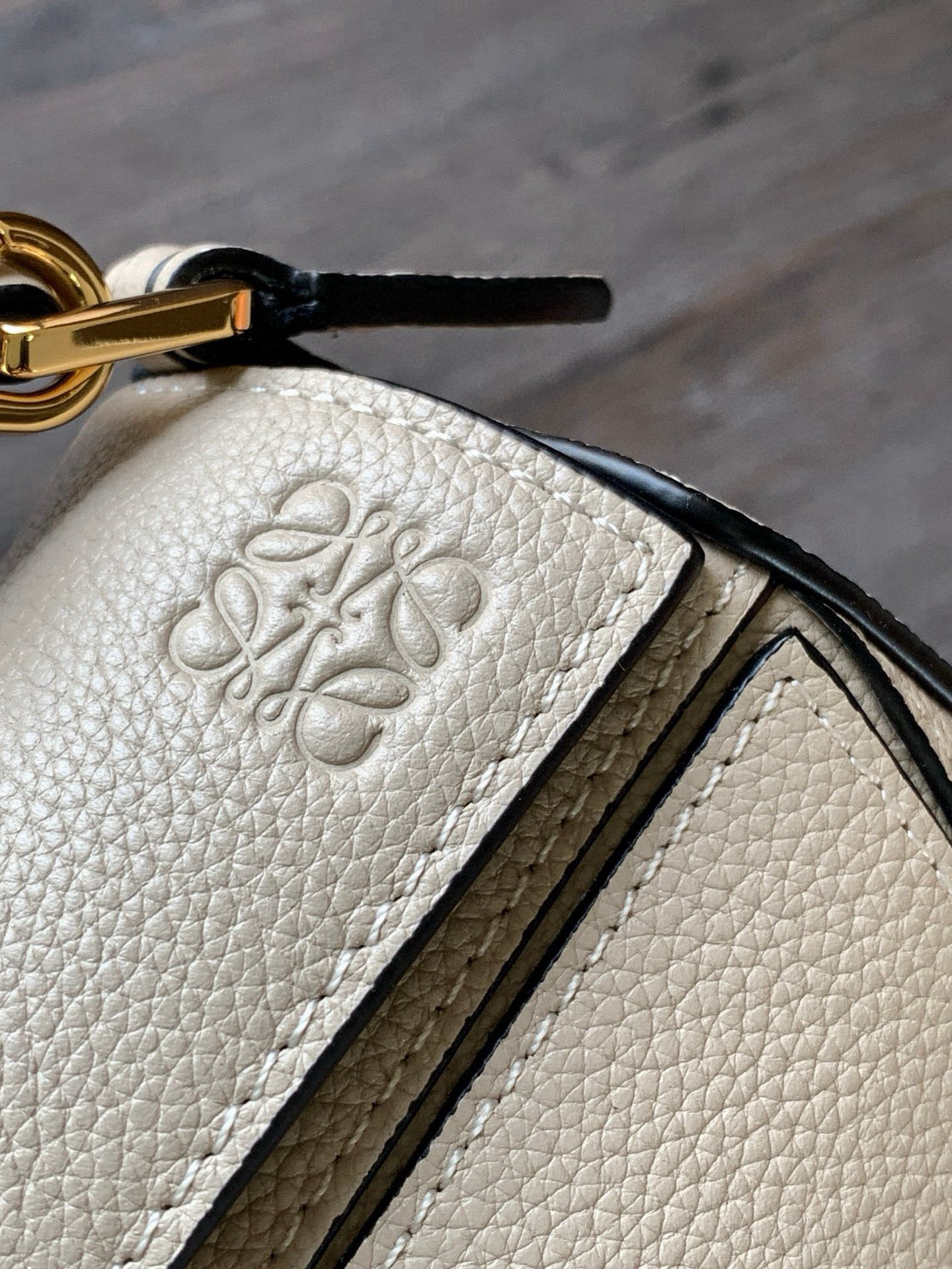 Loewe 限时特价几何包迷你18CM Puzzle手袋是创意总监乔纳森．安德森为