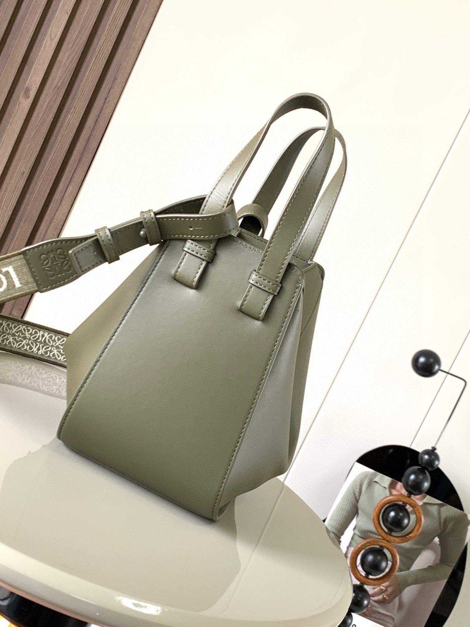Loewe Hammock 是一款带有柔软侧面包身的多功能手袋