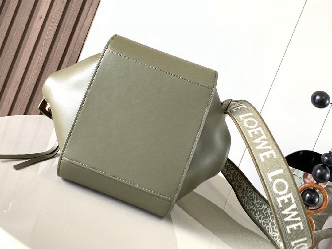 Loewe Hammock 是一款带有柔软侧面包身的多功能手袋