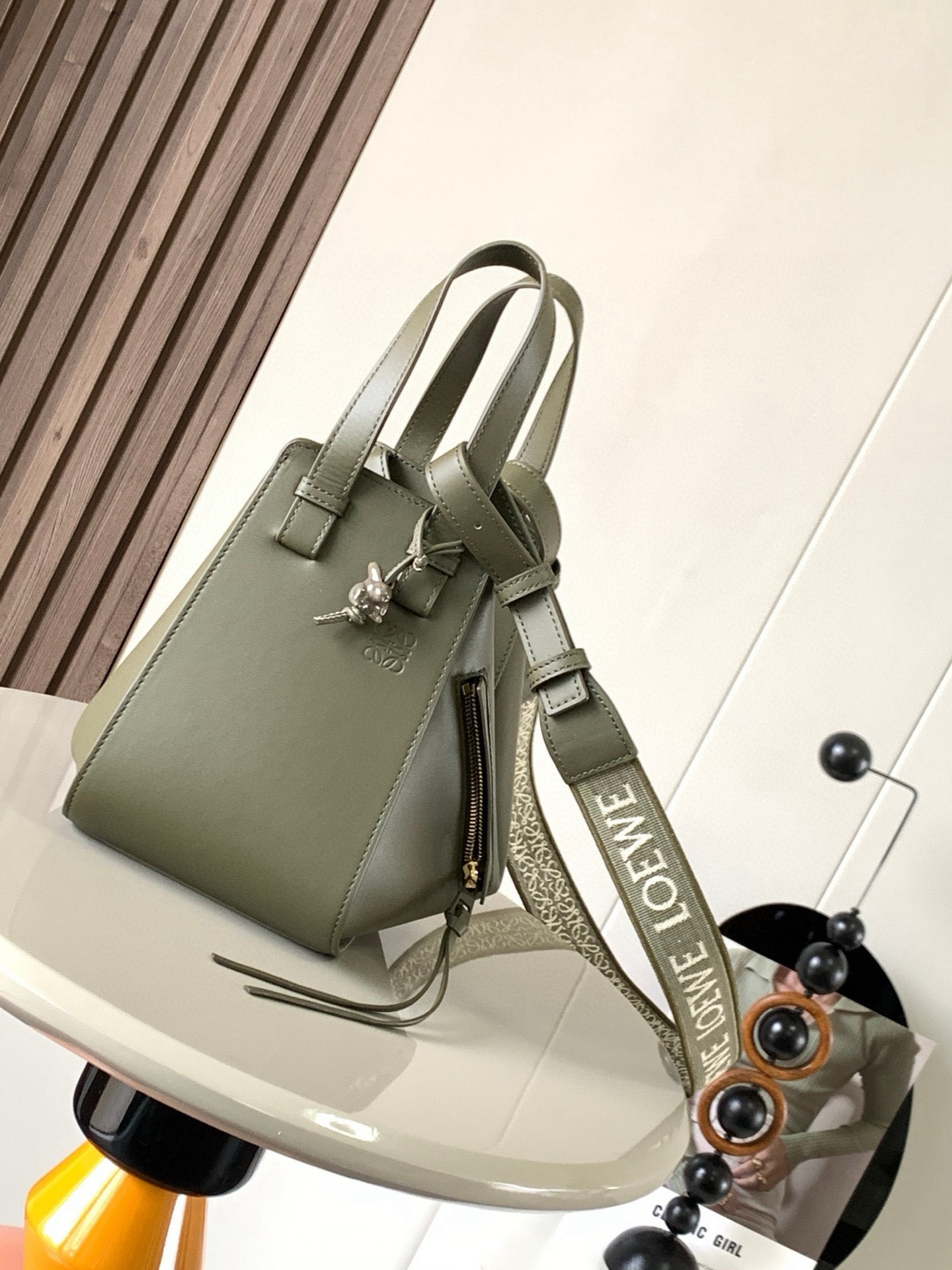 Loewe Hammock 是一款带有柔软侧面包身的多功能手袋
