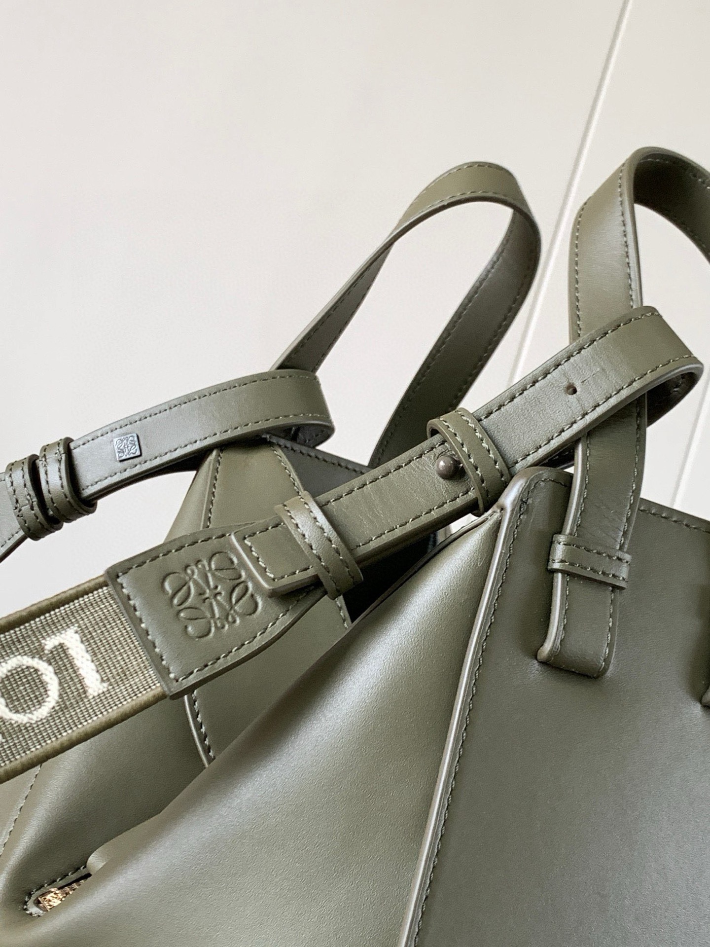 Loewe Hammock 是一款带有柔软侧面包身的多功能手袋