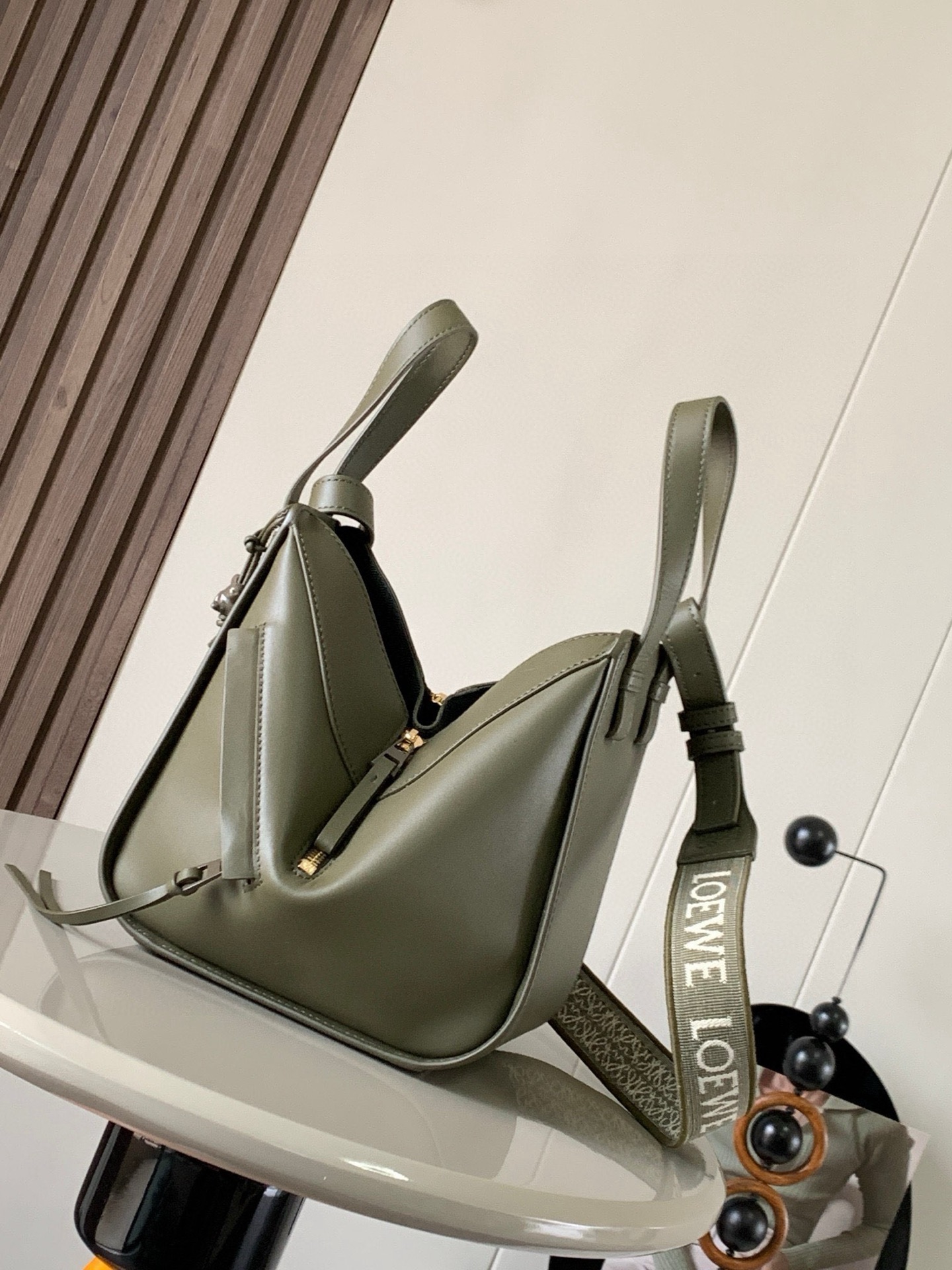 Loewe Hammock 是一款带有柔软侧面包身的多功能手袋