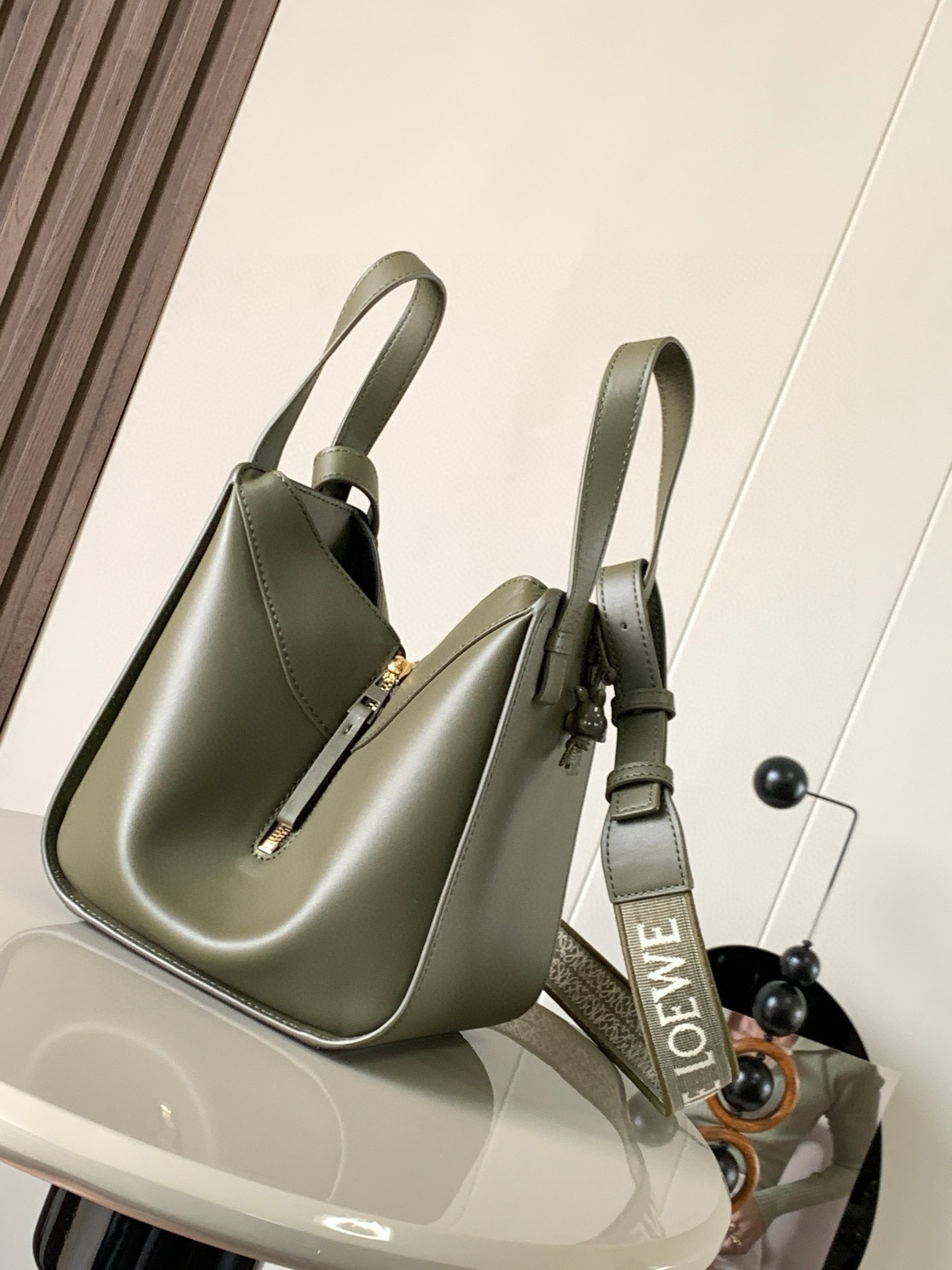 Loewe Hammock 是一款带有柔软侧面包身的多功能手袋