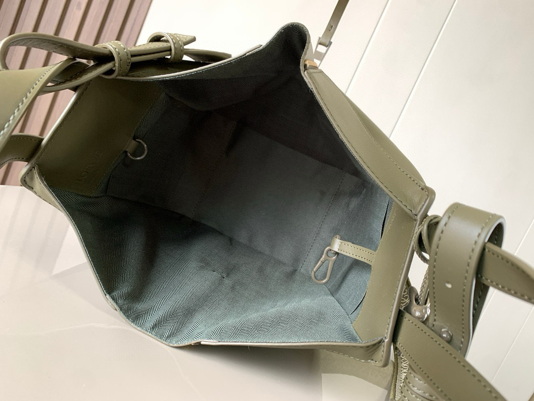 Loewe Hammock 是一款带有柔软侧面包身的多功能手袋