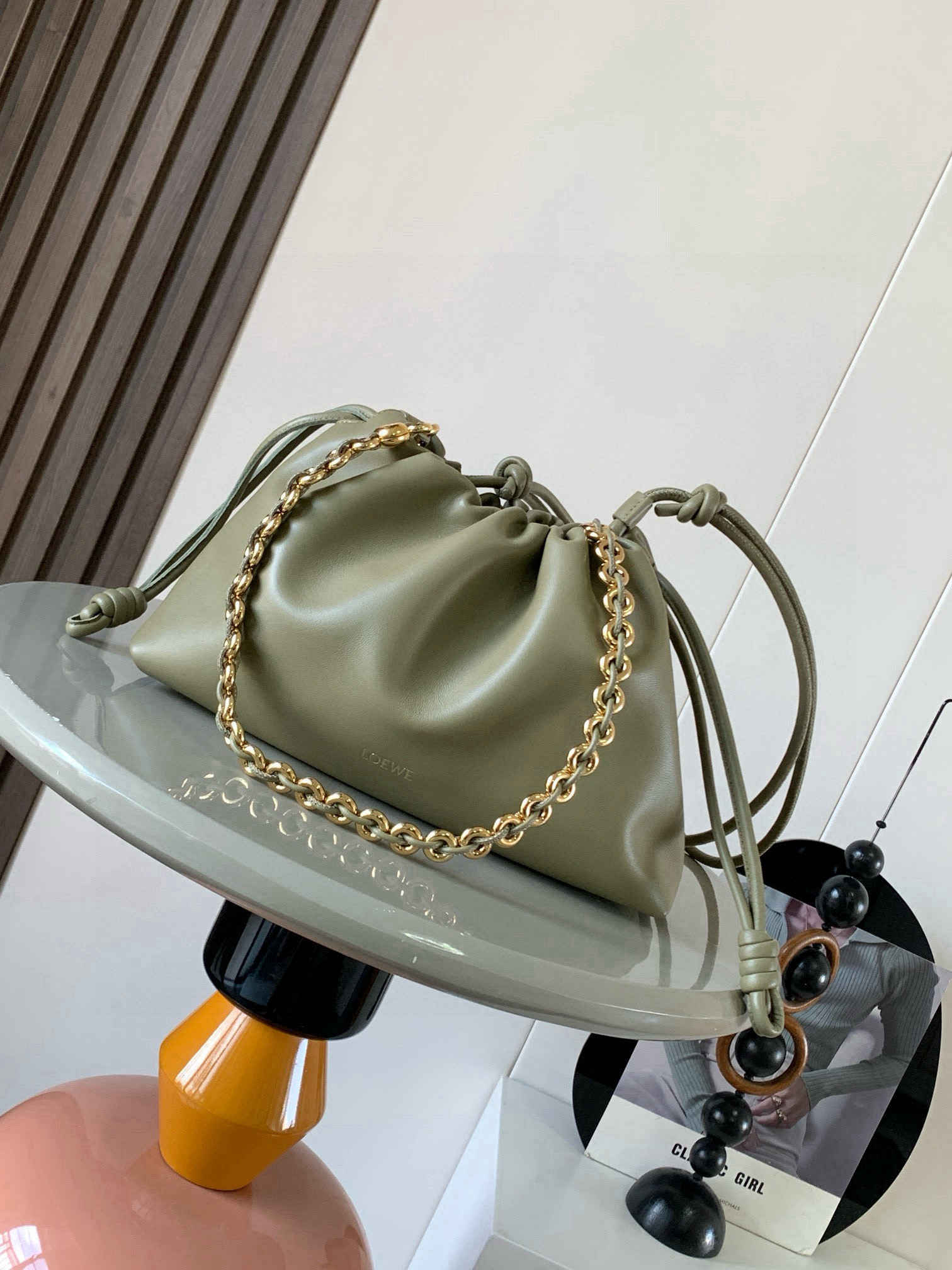 NO:719273,[Celebrity Style] Soft nappa sheep leather Flamenco Purse new clutch Flamenco Purse handbag features pleated design on the side with key details such as iconic knots. The style is fashionable and versatile and can be carried as a clutch bag or worn on the shoulder with a donut chain or worn cross-body with a leather shoulder strap. This version is made of soft nappa sheep leather. * Can be carried on the shoulder, cross-body or handheld * Detachable and adjustable leather shoulder strap * Detachable donut chain decorated with Anagram  Engraved pebble pattern＊Low-key magnetic buckle closure＊Suede lining＊LOEWE hot stamping or hot silver Style No. 9057 Size 30cm～20cm～10.5cm Color eucalyptus green, Loewe, loewe, loewe, handbag, sheepskin19860909【明星同款】柔软纳帕羊皮革 Flamenco Purse 新款手拿包Flamenco Purse 手袋采用褶皱设计侧面搭配标志性绳结等关键细节.款式时尚百搭可作为手拿包携带亦可搭配甜甜圈链条肩背或搭配皮革肩带斜挎.此版本采用柔软纳帕羊皮革制成.＊可肩背、斜挎或手提＊可拆卸可调节皮革肩带＊可拆卸甜甜圈链条饰有 Anagram 镌刻卵石纹＊低调的磁扣开合＊绒面革衬里＊ LOEWE 烫金或烫银 款号9057 尺寸30cm～20cm～10.5cm 颜色桉树绿,罗意威,loewe,loewe,handbag,sheepskin,Bag