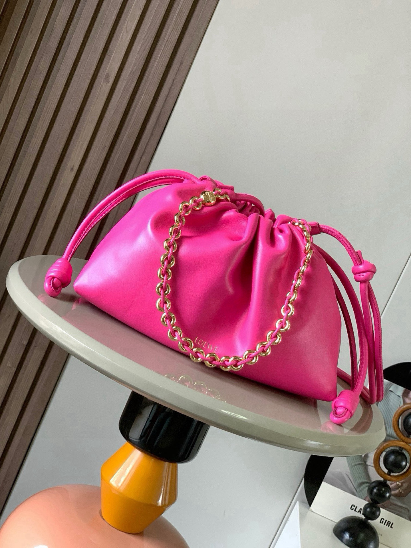 NO:719289,[Celebrity Style] Soft nappa sheep leather Flamenco Purse new clutch Flamenco Purse handbag features pleated design on the side with key details such as iconic knots. The style is fashionable and versatile and can be carried as a clutch bag or worn on the shoulder with a donut chain or worn cross-body with a leather shoulder strap. This version is made of soft nappa sheep leather. * Can be carried on the shoulder, cross-body or handheld * Detachable and adjustable leather shoulder strap * Detachable donut chain decorated with Anagram  Engraved pebble pattern＊Low-key magnetic buckle closure＊Suede lining＊LOEWE hot stamping or hot silver Style No. 9057 Size 30cm～20cm～10.5cm Color fluorescent pink, Loewe, loewe, loewe, handbag, sheepskin19860909【明星同款】柔软纳帕羊皮革 Flamenco Purse 新款手拿包Flamenco Purse 手袋采用褶皱设计侧面搭配标志性绳结等关键细节.款式时尚百搭可作为手拿包携带亦可搭配甜甜圈链条肩背或搭配皮革肩带斜挎.此版本采用柔软纳帕羊皮革制成.＊可肩背、斜挎或手提＊可拆卸可调节皮革肩带＊可拆卸甜甜圈链条饰有 Anagram 镌刻卵石纹＊低调的磁扣开合＊绒面革衬里＊ LOEWE 烫金或烫银 款号9057 尺寸30cm～20cm～10.5cm 颜色荧光粉红,罗意威,loewe,loewe,handbag,sheepskin,Bag