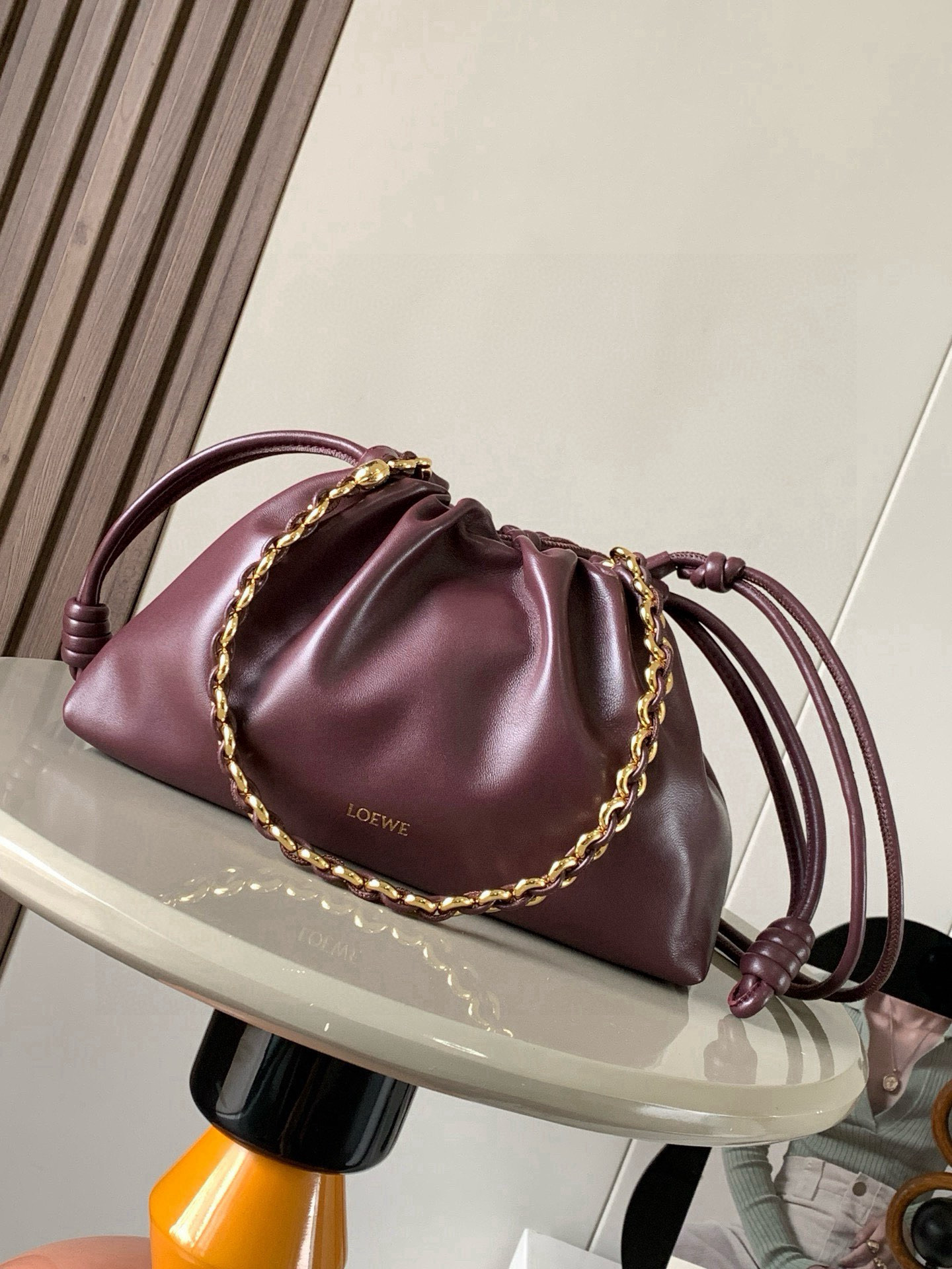 NO:719293,[Celebrity Style] Soft nappa sheep leather Flamenco Purse new clutch Flamenco Purse handbag features pleated design on the side with key details such as iconic knots. The style is fashionable and versatile and can be carried as a clutch bag or worn on the shoulder with a donut chain or worn cross-body with a leather shoulder strap. This version is made of soft nappa sheep leather. * Can be carried on the shoulder, cross-body or handheld * Detachable and adjustable leather shoulder strap * Detachable donut chain decorated with Anagram  Engraved pebble pattern＊Low-key magnetic buckle closure＊Suede lining＊LOEWE hot stamping or hot silver Style No. 9057 Size 30cm～20cm～10.5cm Color Burgundy red, Loewe, loewe, loewe, handbag, sheepskin19860909【明星同款】柔软纳帕羊皮革 Flamenco Purse 新款手拿包Flamenco Purse 手袋采用褶皱设计侧面搭配标志性绳结等关键细节.款式时尚百搭可作为手拿包携带亦可搭配甜甜圈链条肩背或搭配皮革肩带斜挎.此版本采用柔软纳帕羊皮革制成.＊可肩背、斜挎或手提＊可拆卸可调节皮革肩带＊可拆卸甜甜圈链条饰有 Anagram 镌刻卵石纹＊低调的磁扣开合＊绒面革衬里＊ LOEWE 烫金或烫银 款号9057 尺寸30cm～20cm～10.5cm 颜色勃良地红,罗意威,loewe,loewe,handbag,sheepskin,Bag