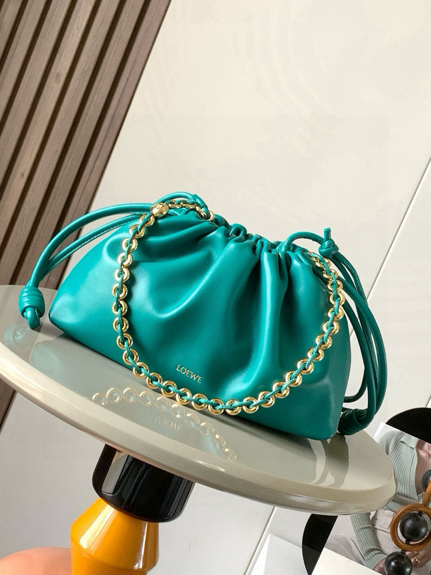 NO:719297,[Celebrity Style] Soft nappa sheep leather Flamenco Purse new clutch Flamenco Purse handbag features pleated design on the side with key details such as iconic knots. The style is fashionable and versatile and can be carried as a clutch bag or worn on the shoulder with a donut chain or worn cross-body with a leather shoulder strap. This version is made of soft nappa sheep leather. * Can be carried on the shoulder, cross-body or handheld * Detachable and adjustable leather shoulder strap * Detachable donut chain decorated with Anagram  Engraved pebble pattern＊Low-key magnetic buckle closure＊Suede lining＊LOEWE hot stamping or hot silver Style No. 9057 Size 30cm～20cm～10.5cm Color Emerald green, Loewe, loewe, loewe, handbag, sheepskin19860909【明星同款】柔软纳帕羊皮革 Flamenco Purse 新款手拿包Flamenco Purse 手袋采用褶皱设计侧面搭配标志性绳结等关键细节.款式时尚百搭可作为手拿包携带亦可搭配甜甜圈链条肩背或搭配皮革肩带斜挎.此版本采用柔软纳帕羊皮革制成.＊可肩背、斜挎或手提＊可拆卸可调节皮革肩带＊可拆卸甜甜圈链条饰有 Anagram 镌刻卵石纹＊低调的磁扣开合＊绒面革衬里＊ LOEWE 烫金或烫银 款号9057 尺寸30cm～20cm～10.5cm 颜色翡翠绿,罗意威,loewe,loewe,handbag,sheepskin,Bag