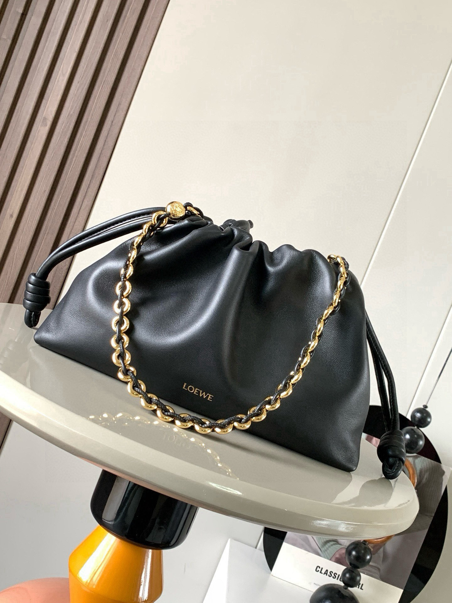 NO:719302,[Celebrity Style] Soft nappa sheep leather Flamenco Purse new clutch Flamenco Purse handbag features pleated design on the side with key details such as iconic knots. The style is fashionable and versatile and can be carried as a clutch bag or worn on the shoulder with a donut chain or worn cross-body with a leather shoulder strap. This version is made of soft nappa sheep leather. * Can be carried on the shoulder, cross-body or handheld * Detachable and adjustable leather shoulder strap * Detachable donut chain decorated with Anagram  Engraved pebble pattern＊Low-key magnetic buckle closure＊Suede lining＊LOEWE hot stamping or hot silver Style No. 9057 Size 30cm～20cm～10.5cm Color black, Loewe, loewe, loewe, handbag, sheepskin19860909【明星同款】柔软纳帕羊皮革 Flamenco Purse 新款手拿包Flamenco Purse 手袋采用褶皱设计侧面搭配标志性绳结等关键细节.款式时尚百搭可作为手拿包携带亦可搭配甜甜圈链条肩背或搭配皮革肩带斜挎.此版本采用柔软纳帕羊皮革制成.＊可肩背、斜挎或手提＊可拆卸可调节皮革肩带＊可拆卸甜甜圈链条饰有 Anagram 镌刻卵石纹＊低调的磁扣开合＊绒面革衬里＊ LOEWE 烫金或烫银 款号9057 尺寸30cm～20cm～10.5cm 颜色黑色,罗意威,loewe,loewe,handbag,sheepskin,Bag