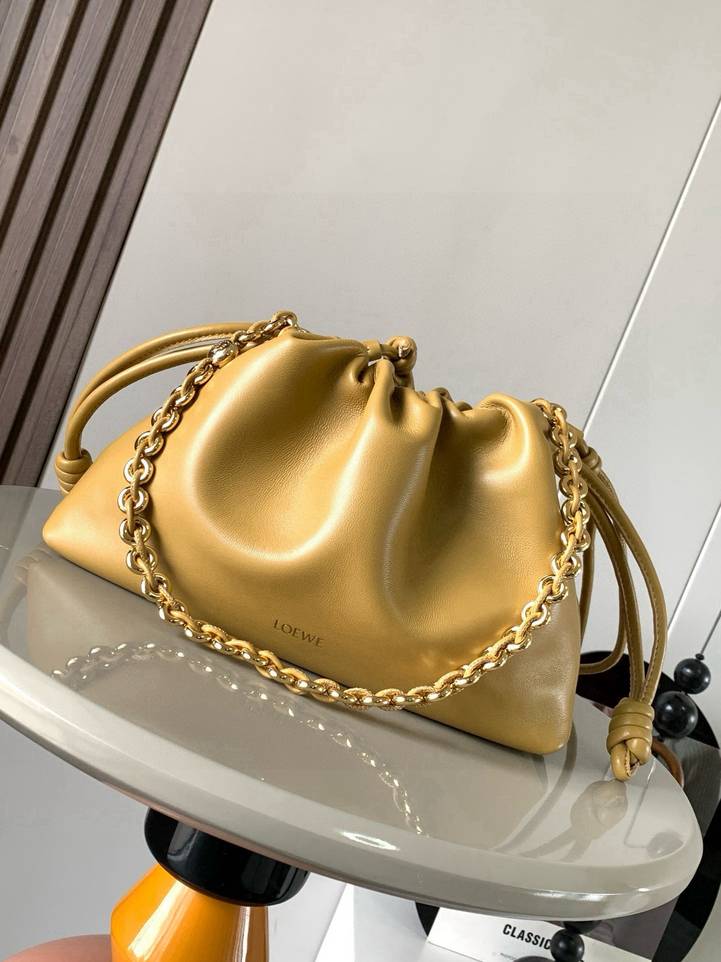 NO:719307,[Celebrity Style] Soft nappa sheep leather Flamenco Purse new clutch Flamenco Purse handbag features pleated design on the side with key details such as iconic knots. The style is fashionable and versatile and can be carried as a clutch bag or worn on the shoulder with a donut chain or worn cross-body with a leather shoulder strap. This version is made of soft nappa sheep leather. * Can be carried on the shoulder, cross-body or handheld * Detachable and adjustable leather shoulder strap * Detachable donut chain decorated with Anagram  Engraved pebble pattern＊Low-key magnetic buckle closure＊Suede lining＊LOEWE hot stamping or hot silver Style No. 9057 Size 30cm～20cm～10.5cm Color desert yellow, Loewe, loewe, loewe, handbag, sheepskin19860909【明星同款】柔软纳帕羊皮革 Flamenco Purse 新款手拿包Flamenco Purse 手袋采用褶皱设计侧面搭配标志性绳结等关键细节.款式时尚百搭可作为手拿包携带亦可搭配甜甜圈链条肩背或搭配皮革肩带斜挎.此版本采用柔软纳帕羊皮革制成.＊可肩背、斜挎或手提＊可拆卸可调节皮革肩带＊可拆卸甜甜圈链条饰有 Anagram 镌刻卵石纹＊低调的磁扣开合＊绒面革衬里＊ LOEWE 烫金或烫银 款号9057 尺寸30cm～20cm～10.5cm 颜色沙漠黄,罗意威,loewe,loewe,handbag,sheepskin,Bag