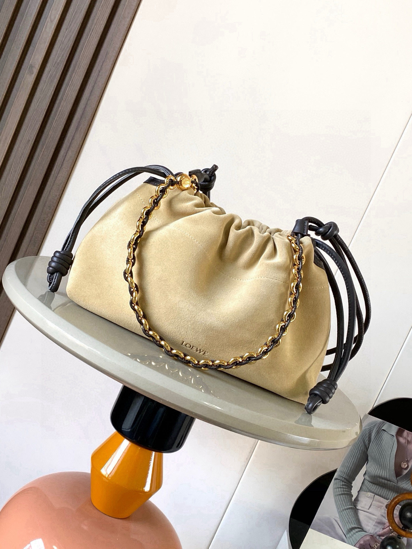 NO:719311,Autumn and winter nubuck leather pleated lucky bag bag soft nappa sheep leather Flamenco Purse new clutch bag Flamenco Purse  The bag features a pleated design with key details such as signature knots on the sides. The stylish and versatile style can be carried as a clutch, worn on the shoulder with a donut chain or worn cross-body with a leather shoulder strap. This version is made of soft nappa leather.  LOEWE hot stamping or silver hot stamping, style number 9057, size 30cm～20cm～10.5cm, color apricot white frosted, Loewe, loewe, loewe, handbag, sheepskin19860909秋冬磨砂皮褶皱福袋包柔软纳帕羊皮革 Flamenco Purse新款手拿包Flamenco Purse 手袋采用褶皱设计侧面搭配标志性绳结等关键细节.款式时尚百搭可作为手拿包携带亦可搭配甜甜圈链条肩背或搭配皮革肩带斜挎.此版本采用柔软纳帕羊皮革制成.＊可肩背、斜挎或手提＊可拆卸可调节皮革肩带＊可拆卸甜甜圈链条饰有 Anagram 镌刻卵石纹＊低调的磁扣开合＊绒面革衬里＊ LOEWE 烫金或烫银 款号9057 尺寸30cm～20cm～10.5cm 颜色杏白磨砂,罗意威,loewe,loewe,handbag,sheepskin,Bag