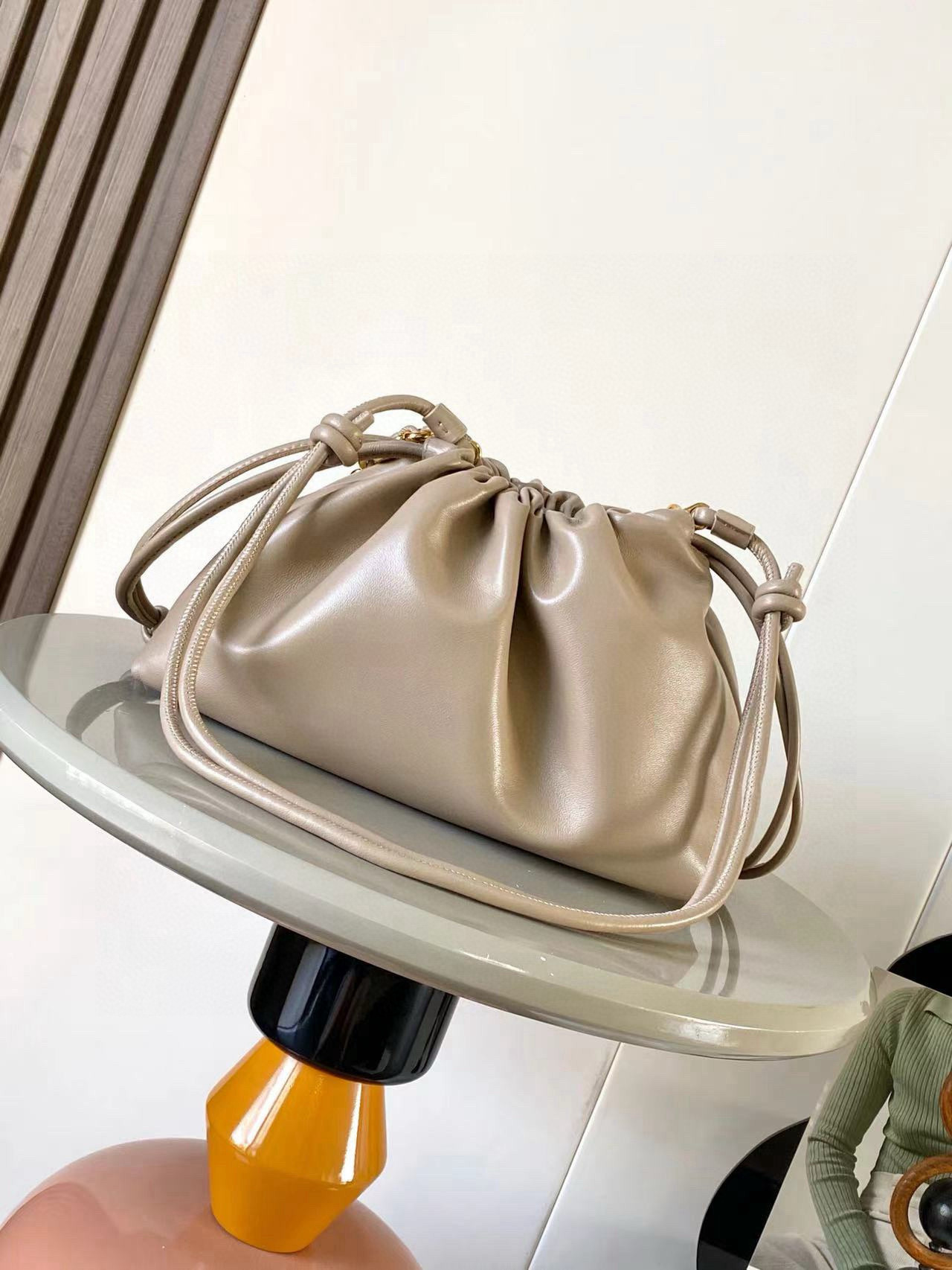 Loewe 柔软纳帕羊皮革 Flamenco