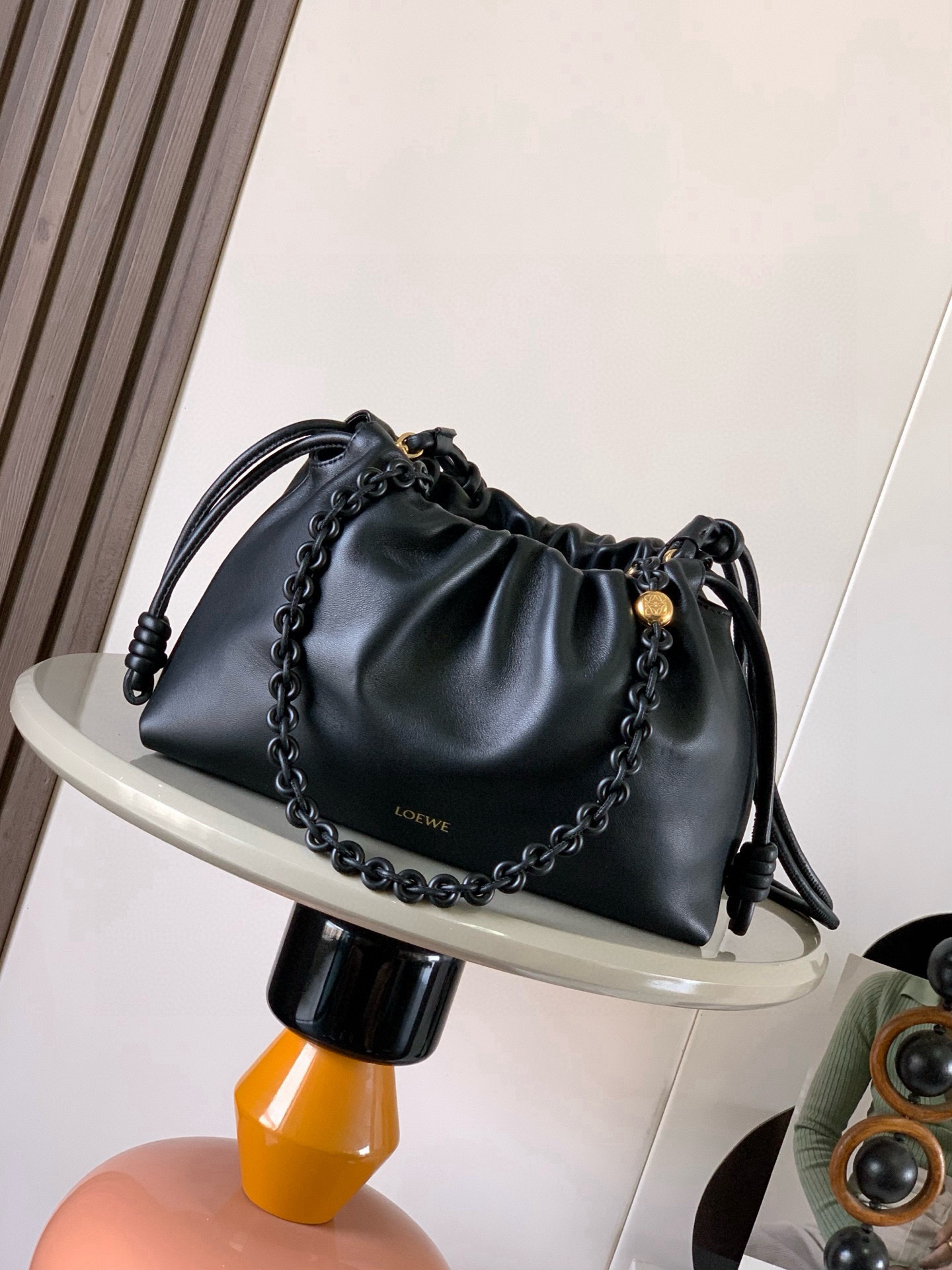 NO:719319,The new medium flamenco purse clutch in deer leather stars the same Flamenco Purse. It has a pleated design and signature knots on the side. This medium version is made of deer leather * Can be worn on the shoulder, cross-body or handbag * Detachable and adjustable leather shoulder strap * Detachable donut chain decorated with Anagram Pebble  ＊Ultra-light, super-soft and scratch-resistant, it comes with two shoulder straps, and can be worn on one shoulder or cross-body. Magnetic buckle closure＊Suede lining* LOEWE hot silver Size 30cm～10.5cm～20cm Style number 9057 Color black/black beads, Loewe, loewe, loewe, handbag19860909新款中号鹿皮革 Flamenco Purse 手拿包明星同款Flamenco Purse 采用褶皱设计,侧面搭配标志性绳结此中号版本采用鹿皮革制成＊可肩背、斜挎或手提＊可拆卸可调节皮革肩带＊可拆卸甜甜圈链条饰有Anagram Pebble ＊超轻超软耐划痕,随意搭配自带两个肩带,单肩斜背都可以.磁扣开合＊绒面革衬里* LOEWE 烫银 尺寸30cm～10.5cm～20cm 款号9057 颜色黑色/黑珠,罗意威,loewe,loewe,handbag,Bag