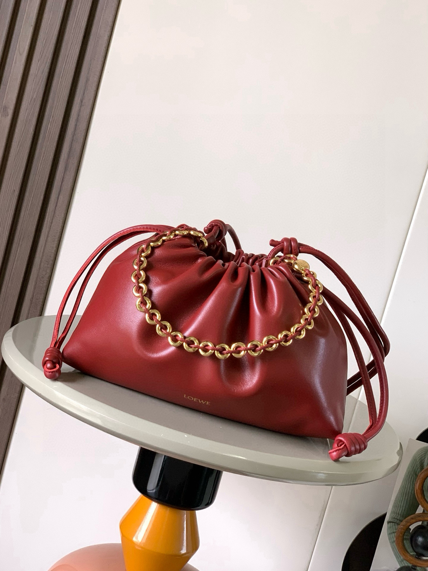 NO:719327,The new medium flamenco purse clutch in deer leather stars the same Flamenco Purse. It has a pleated design and signature knots on the side. This medium version is made of deer leather * Can be worn on the shoulder, cross-body or handbag * Detachable and adjustable leather shoulder strap * Detachable donut chain decorated with Anagram Pebble  ＊Ultra-light, super-soft and scratch-resistant, it comes with two shoulder straps and can be worn on one shoulder or cross-body. Magnetic buckle closure ＊Suede lining* LOEWE hot silver Size 30cm～10.5cm～20cm Style No. 9057 Color deep red, Loewe, loewe, loewe, handbag19860909新款中号鹿皮革 Flamenco Purse 手拿包明星同款Flamenco Purse 采用褶皱设计,侧面搭配标志性绳结此中号版本采用鹿皮革制成＊可肩背、斜挎或手提＊可拆卸可调节皮革肩带＊可拆卸甜甜圈链条饰有Anagram Pebble ＊超轻超软耐划痕,随意搭配自带两个肩带,单肩斜背都可以.磁扣开合＊绒面革衬里* LOEWE 烫银 尺寸30cm～10.5cm～20cm 款号9057 颜色深红,罗意威,loewe,loewe,handbag,Bag