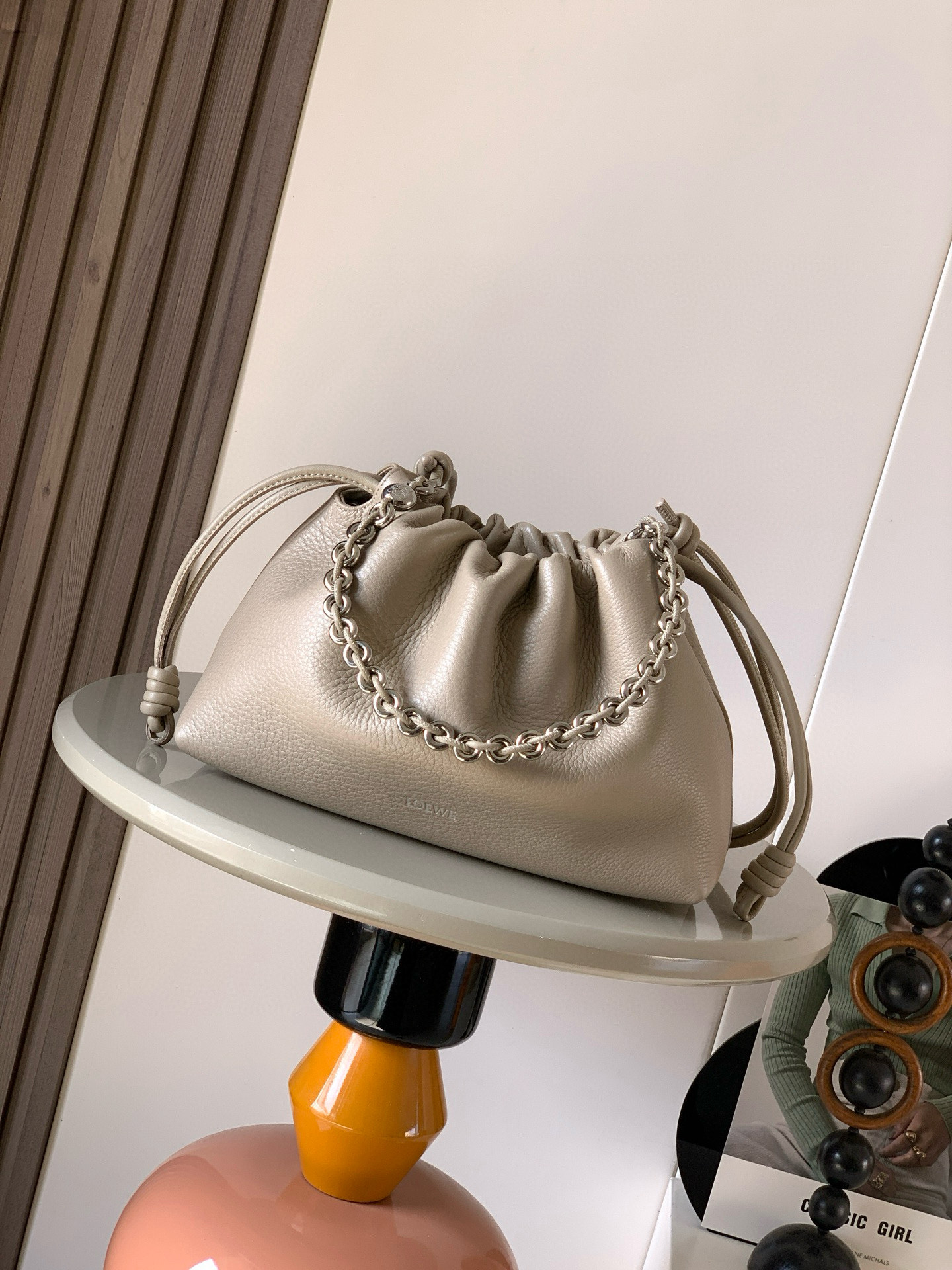 NO:719335,[Celebrity Style] Soft nappa sheep leather Flamenco Purse new clutch Flamenco Purse handbag features pleated design on the side with key details such as iconic knots. The style is fashionable and versatile and can be carried as a clutch bag or worn on the shoulder with a donut chain or worn cross-body with a leather shoulder strap. This version is made of soft nappa sheep leather. * Can be carried on the shoulder, cross-body or handheld * Detachable and adjustable leather shoulder strap * Detachable donut chain decorated with Anagram  Engraved pebble pattern＊Low-key magnetic buckle closure＊Suede lining＊LOEWE hot stamping or hot silver Style No. 9057 Size 30cm～20cm～10.5cm Color Clay, Loewe, loewe, loewe, handbag, sheepskin19860909【明星同款】柔软纳帕羊皮革 Flamenco Purse 新款手拿包Flamenco Purse 手袋采用褶皱设计侧面搭配标志性绳结等关键细节.款式时尚百搭可作为手拿包携带亦可搭配甜甜圈链条肩背或搭配皮革肩带斜挎.此版本采用柔软纳帕羊皮革制成.＊可肩背、斜挎或手提＊可拆卸可调节皮革肩带＊可拆卸甜甜圈链条饰有 Anagram 镌刻卵石纹＊低调的磁扣开合＊绒面革衬里＊ LOEWE 烫金或烫银 款号9057 尺寸30cm～20cm～10.5cm 颜色粘土色,罗意威,loewe,loewe,handbag,sheepskin,Bag