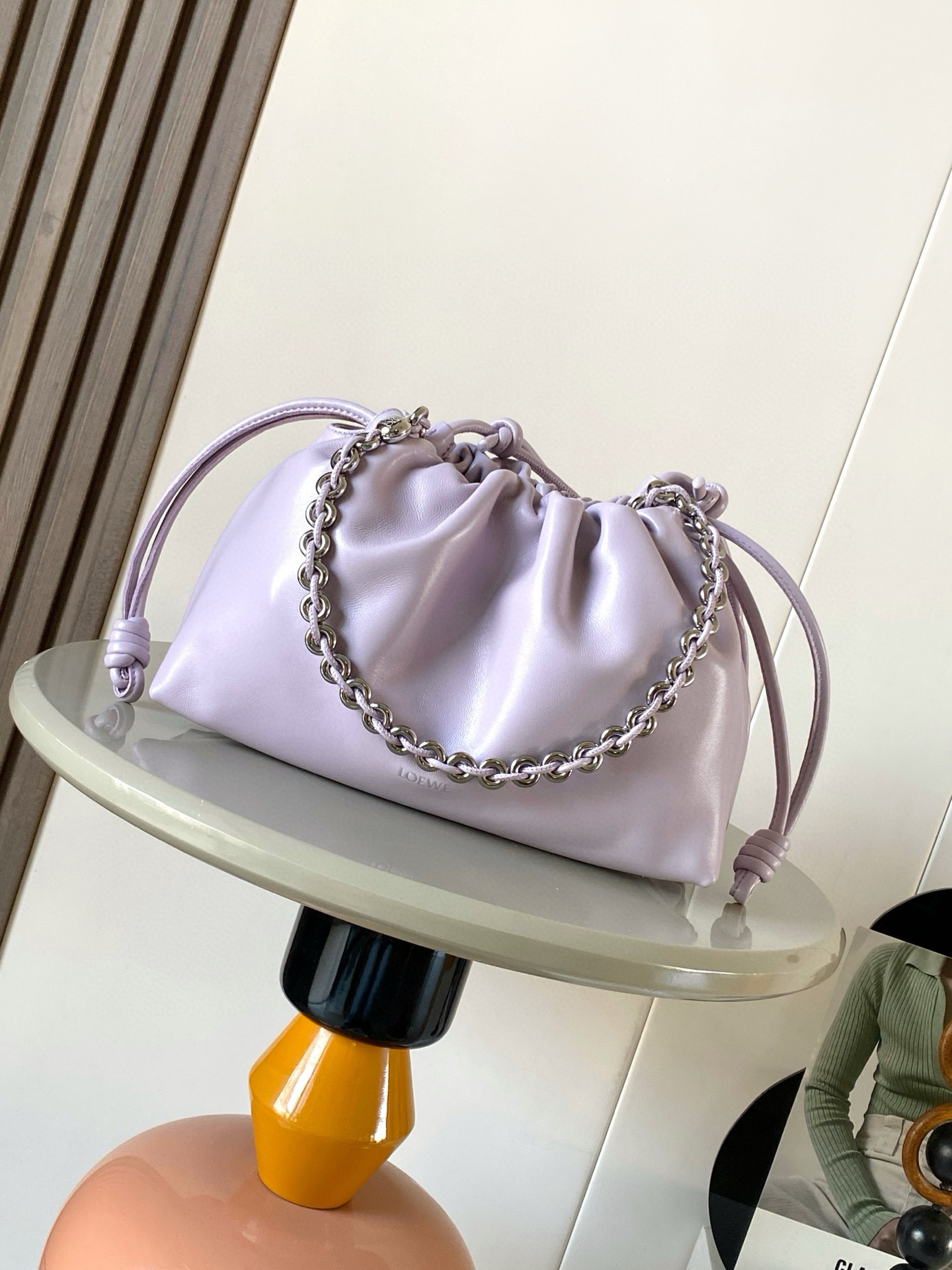 NO:719298,[Celebrity Style] Soft nappa sheep leather Flamenco Purse new clutch Flamenco Purse handbag features pleated design on the side with key details such as iconic knots. The style is fashionable and versatile and can be carried as a clutch bag or worn on the shoulder with a donut chain or worn cross-body with a leather shoulder strap. This version is made of soft nappa sheep leather. * Can be carried on the shoulder, cross-body or handheld * Detachable and adjustable leather shoulder strap * Detachable donut chain decorated with Anagram  Engraved pebble pattern＊Low-key magnetic buckle closure＊Suede lining＊LOEWE hot stamping or hot silver Style No. 9057 Size 30cm～20cm～10.5cm Color taro purple, Loewe, loewe, loewe, handbag, sheepskin19860909【明星同款】柔软纳帕羊皮革 Flamenco Purse 新款手拿包Flamenco Purse 手袋采用褶皱设计侧面搭配标志性绳结等关键细节.款式时尚百搭可作为手拿包携带亦可搭配甜甜圈链条肩背或搭配皮革肩带斜挎.此版本采用柔软纳帕羊皮革制成.＊可肩背、斜挎或手提＊可拆卸可调节皮革肩带＊可拆卸甜甜圈链条饰有 Anagram 镌刻卵石纹＊低调的磁扣开合＊绒面革衬里＊ LOEWE 烫金或烫银 款号9057 尺寸30cm～20cm～10.5cm 颜色香芋紫,罗意威,loewe,loewe,handbag,sheepskin,Bag