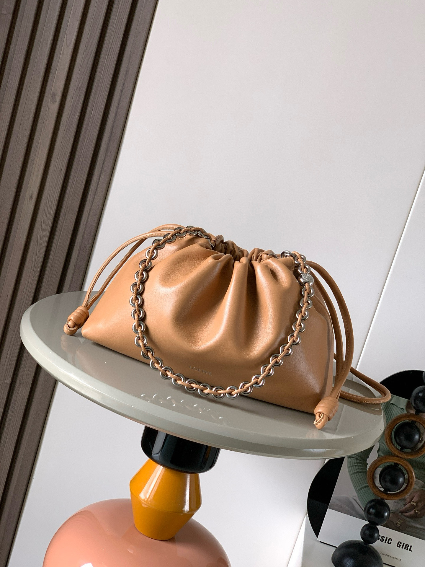 NO:719303,[Celebrity Style] Soft nappa sheep leather Flamenco Purse new clutch Flamenco Purse handbag features pleated design on the side with key details such as iconic knots. The style is fashionable and versatile and can be carried as a clutch bag or worn on the shoulder with a donut chain or worn cross-body with a leather shoulder strap. This version is made of soft nappa sheep leather. * Can be carried on the shoulder, cross-body or handheld * Detachable and adjustable leather shoulder strap * Detachable donut chain decorated with Anagram  Engraved pebble pattern＊Low-key magnetic buckle closure＊Suede lining＊LOEWE hot stamping or hot silver Style No. 9057 Size 30cm～20cm～10.5cm Color Mocha, Loewe, loewe, loewe, handbag, sheepskin19860909【明星同款】柔软纳帕羊皮革 Flamenco Purse 新款手拿包Flamenco Purse 手袋采用褶皱设计侧面搭配标志性绳结等关键细节.款式时尚百搭可作为手拿包携带亦可搭配甜甜圈链条肩背或搭配皮革肩带斜挎.此版本采用柔软纳帕羊皮革制成.＊可肩背、斜挎或手提＊可拆卸可调节皮革肩带＊可拆卸甜甜圈链条饰有 Anagram 镌刻卵石纹＊低调的磁扣开合＊绒面革衬里＊ LOEWE 烫金或烫银 款号9057 尺寸30cm～20cm～10.5cm 颜色摩卡色,罗意威,loewe,loewe,handbag,sheepskin,Bag