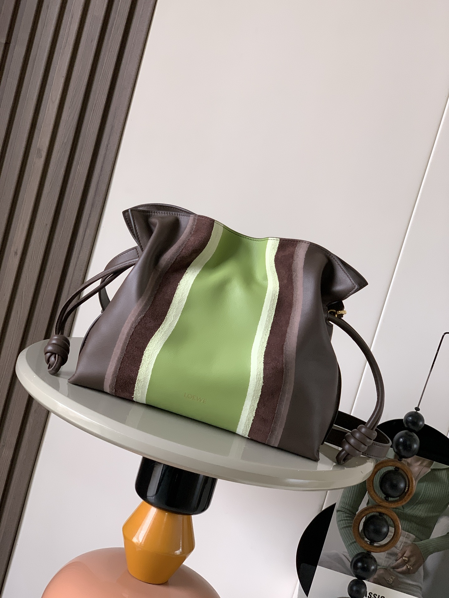 NO:719308,The new version of Dream Lucky Bag 30CM. The new Napa cow leather Flamenco clutch bag is tightened with a drawstring and tied with the iconic coiled knot. This version is made of Napa cow leather. This medium version is made of Napa cow leather and suede, layered and thinned to create a unique effect. It must be said that this brand fully demonstrates the softness and pragmatism of leather in Flamenco Knot. It can be said that you can feel whatever you want at Flamenco.  I found the perfect combination of drawstring bag and tote bag in Knot, which gives girls a different feeling. Although it looks simple, it is also very special and casual. The name of this bag is the same as the flamenco dance of the Spanish Gypsies, which also represents Loewe's casual, elegant and individual design style. The leather is smooth Spanish calfskin and feels very soft. The anti-suede leather lining is very solid and scratch-resistant. It has been highly exposed in street photos. In addition to being used as a shoulder  The bag can also be used as a handbag with the characteristic drawstring design and soft leather loading. Tightening the rope makes the lines smoother. It is very suitable for work or leisure. Size 30CM~24.5CM~10.5CM. Style No. 9164. Color combination: Loewe, loewe, totes, handbag, cowhide19860909新版梦福袋30CM新款纳帕牛皮革Flamenco手拿包福袋采用拉绳收紧,并打上标志性的盘绕结这个版本采用纳帕牛皮革制成 此中号版本以纳帕牛皮革和绒面革打造层叠加压并削薄以造就独树一格的效果不得不说,这个品牌将皮质的柔软和实用主义都在Flamenco Knot上展现得淋漓尽致可以说是想要什么感觉都能在Flamenco Knot中找到了将抽绳包和托特包完美结合,带给女生们不一样的感觉虽然看上去简单不能再简单,但又很特别,随性有范这款包的名字与西班牙吉卜赛人的弗朗明戈舞蹈同名这恰好也代表着罗意威随性优雅又个性洒脱的设计风格皮料是光滑的西班牙小牛皮手感特别软,反绒面皮革里衬很扎实耐刮,街拍中曝光率极的它,除了可作shoulder bag亦可作手提袋特色的拉绳设计,以及柔软皮革加载,拉紧绳索更显流畅线条,无论上班或休闲都非常得宜 尺寸30CM~24.5CM~10.5CM 款号9164 颜色巧克力拼,罗意威,loewe,totes,handbag,cowhide,Bag