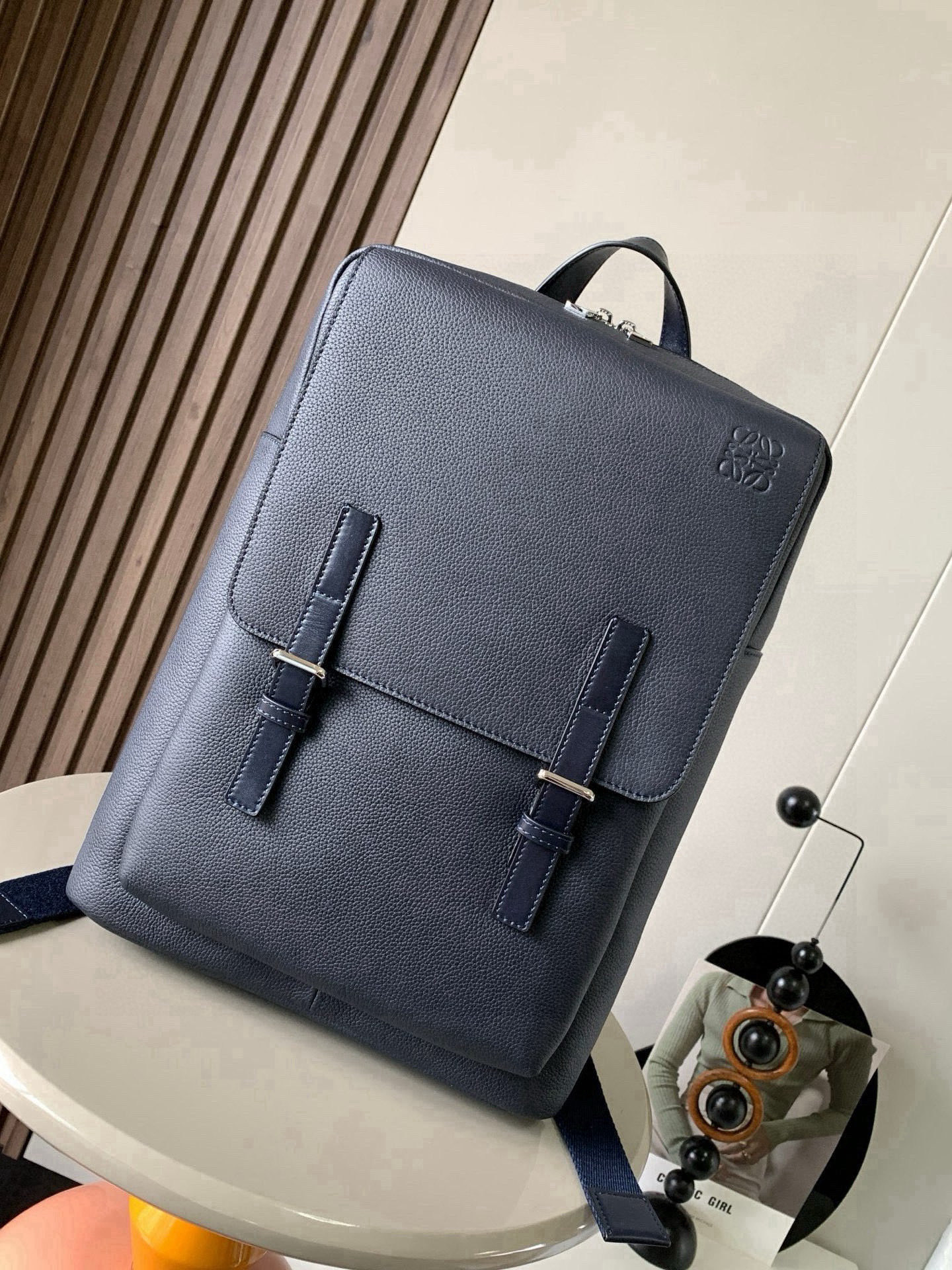 NO:719316,Soft Grained Cow Leather Military Backpack The Military Backpack is a roomy and versatile backpack with one main compartment and an additional compartment under the fold-down flap and closes with a magnetic buckle and an additional pin buckle. The shoulder straps are adjustable via metal sliders. This version is made of soft grained cow leather and is a high-looking backpack for men!  The square shape is perfect for boys~ The grained calf leather is super soft and soft on the hand. Not only that, it also has a large capacity, suitable for commuting and traveling. It is fashionable and practical at the same time!  .Carry on backpack, shoulder or top handle .Large inner pocket can hold laptop .Herringbone cotton canvas lining ·Anagram embossed Size 29～32～12CM Style No. 9024 Color Blue Li, Loewe, loewe, backpacks,cowhide19860909柔软粒面牛皮革军用背包双肩包Military Backpack 是一种宽敞且用途广泛的背包带有一个主隔层和一个折叠翻盖下的额外隔层并通过磁扣和额外的针扣关闭肩带可通过金属滑块调节.此版本采用柔软粒面牛皮革制成男士高颜值双肩包了！方方正正的太适合男生啦～粒面小牛皮上手超柔柔不仅如此它还有超大容量,适用于通勤和差旅,时尚与实用并存！ .双肩背、肩背或顶部提手携带 .大号内袋可容纳笔记本电脑 .人字纹棉质帆布衬里 · Anagram 压纹 尺寸29～32～12CM 款号9024 颜色蓝色荔,罗意威,loewe,backpacks,cowhide,Bag