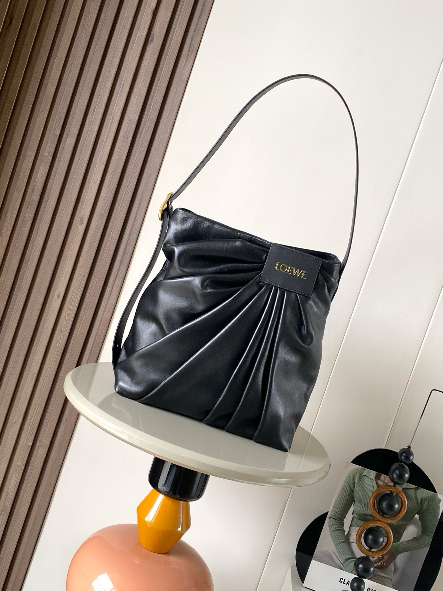 NO:719339,New Draped Handbag in Soft Nappa Lamb Leather Draped Handbag is a unique bag inspired by the draped silhouette of L0EWE's iconic ready-to-wear. The soft, sculptural shape is paired with a wide shoulder strap and a bold buckle engraved with the L0EWE logo. This version is made of soft nappa sheep leather. *Can be worn on the shoulder or cross-body. *Adjustable shoulder strap.  Size 30CM～29CM～13CM Style No. 9156 Color Black, Loewe, loewe, cowhide, sheepskin19860909新款 柔软纳帕羊皮革Draped手袋Draped 手袋别具一格灵感源自L0EWE 标志性成衣的垂坠廓形柔软的雕塑感造型,搭配宽肩带饰有镌刻L0EWE 标志的醒目搭扣此版本采用柔软纳帕羊皮革制成*可肩背或斜挎*可调节肩带*磁扣开合一个内部牛皮革贴袋*人字纹棉质帆布衬里*L0EWE烫金 尺寸30CM～29CM～13CM 款号9156 颜色黑色,罗意威,loewe,cowhide,sheepskin,Bag