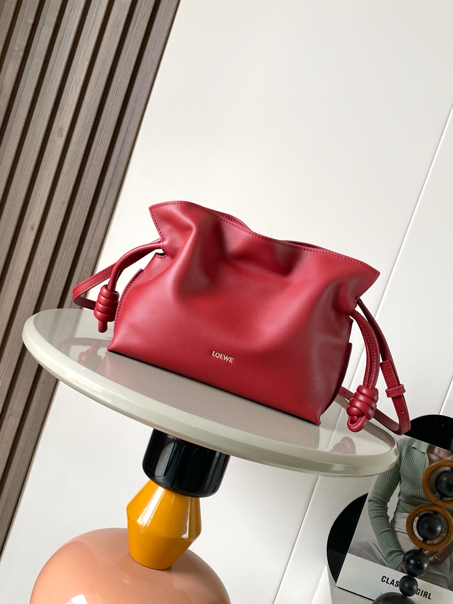 NO:719355,The new version of the lucky bag is mini 23CM. The new nappa cow leather Flamenco clutch bag is tightened with a drawstring and tied with the iconic coiled knot. This version is made of nappa cow leather. It must be said that this brand fully demonstrates the softness and pragmatism of the leather in the Flamenco Knot. It can be said that you can feel whatever you want at Flamenco.  I found the perfect combination of drawstring bag and tote bag in Knot, which gives girls a different feeling. Although it looks simple, it is also very special and casual. The name of this bag is the same as the flamenco dance of the Spanish gypsies, which also represents Loewe's casual, elegant and personalized design style. The leather is smooth Spanish calfskin, which feels particularly soft. The anti-suede leather lining is very solid and scratch-resistant. It has been highly exposed in street photos. In addition to being used as a shoulder  The bag can also be used as a handbag with the characteristic drawstring design and soft leather loading. Tightening the rope makes the lines smoother. It is very suitable for work or leisure. Size 23CM~18CM~9CM. Style No. 9044. Color: maple leaf red, Loewe, loewe, totes, handbag, cowhide.19860909新版本福袋迷你23CM新款纳帕牛皮革Flamenco手拿包福袋采用拉绳收紧,并打上标志性的盘绕结这个版本采用纳帕牛皮革制成不得不说,这个品牌将皮质的柔软和实用主义都在Flamenco Knot上展现得淋漓尽致可以说是想要什么感觉都能在Flamenco Knot中找到了将抽绳包和托特包完美结合,带给女生们不一样的感觉虽然看上去简单不能再简单,但又很特别,随性有范这款包的名字与西班牙吉卜赛人的弗朗明戈舞蹈同名这恰好也代表着罗意威随性优雅又个性洒脱的设计风格皮料是光滑的西班牙小牛皮,手感特别软,反绒面皮革里衬很扎实耐刮,街拍中曝光率极高的它,除了可作shoulder bag亦可作手提袋特色的拉绳设计,以及柔软皮革加载,拉紧绳索更显流畅线条,无论上班或休闲都非常得宜 尺寸23CM~18CM~9CM 款号9044 颜色枫叶红,罗意威,loewe,totes,handbag,cowhide,Bag