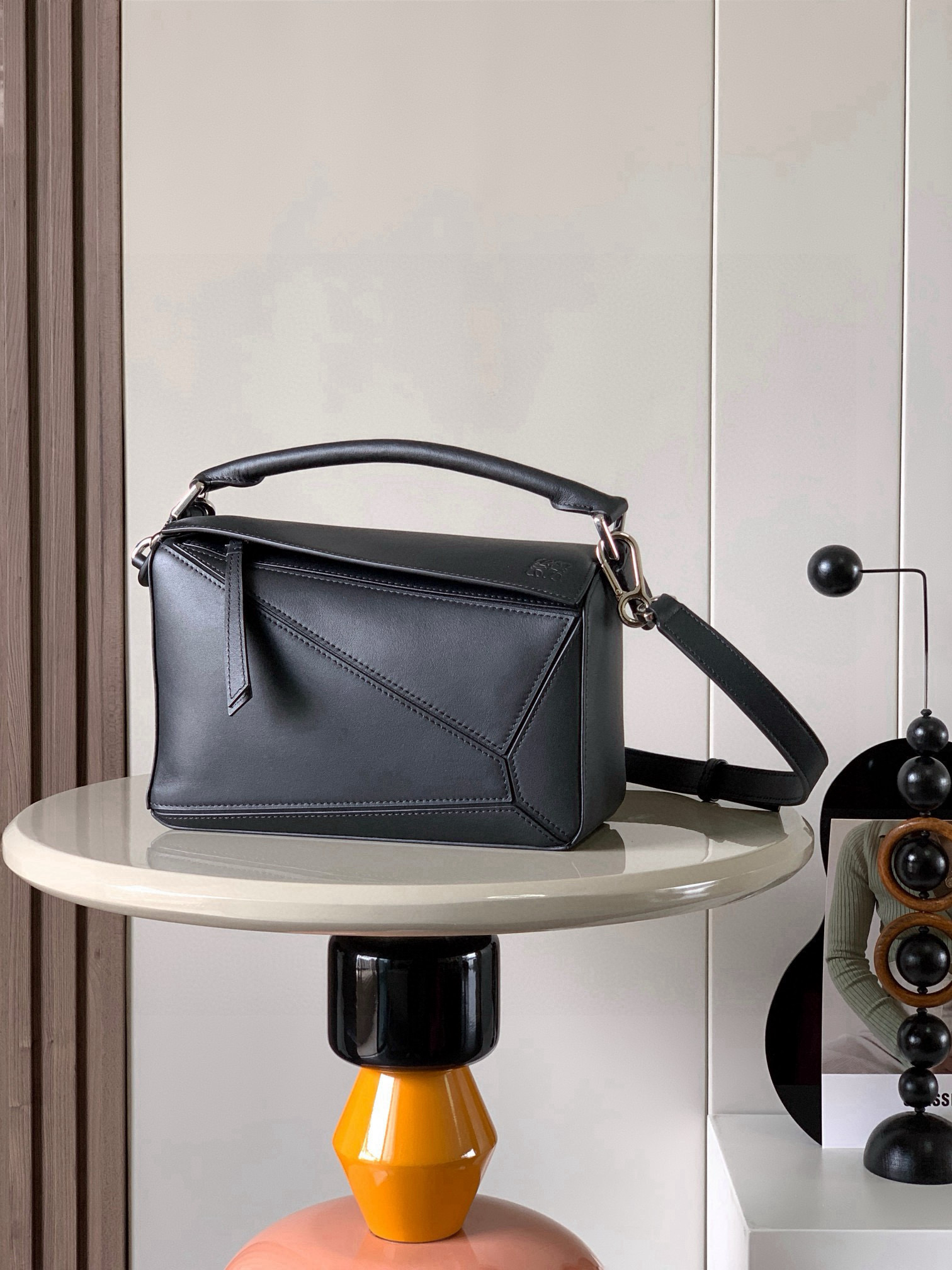 NO:719361,Geometric bag 24CMPuzzle handbag imported calfskin plain grain Luojia popular geometric bag Puzzle handbag is the first handbag launched by creative director Jonathan Anderson (Jonathan Anderson). The rectangular shape and precise cutting technology create the unique geometric lines of Puzzle. This small size version is made of soft grained cow leather. *Small size Puzzle  Can hold, for example, a large wallet, mobile phones of all sizes and sunglasses to be carried diagonally, on the shoulder, in the hand or by the top handle *Detachable Size 24CM～16CM～10CM Style No. 9005 Color Black plain, Loewe, loewe, loewe, wallets, cowhide19860909几何包24CMPuzzle手袋原厂进口小牛皮平纹 罗家爆款几何包Puzzle 手袋是创意总监乔纳森·安德森（ Jonathan Anderson）推出的首款手提包长方体形状和精确的切割技术创造了 Puzzle 独特的几何线条这个小尺寸版本采用柔软粒面牛皮革制成＊小号 Puzzle 可以容纳例如一只大号钱包、所有尺寸的手机和太阳镜斜、肩背、手拿或顶部提手携带＊可拆卸 尺寸24CM～16CM～10CM 款号9005 颜色黑色平纹,罗意威,loewe,loewe,wallets,cowhide,Bag