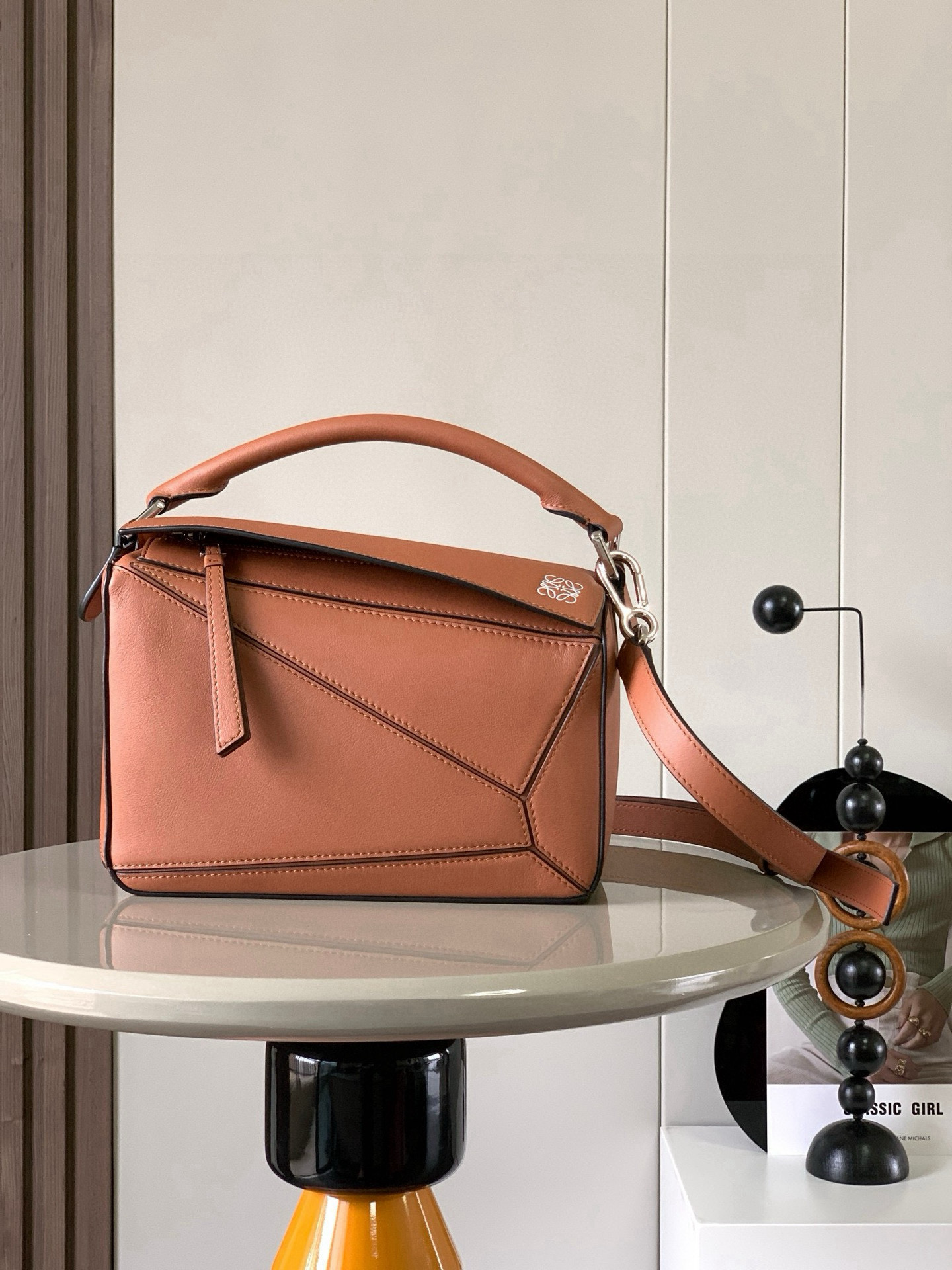 NO:719373,Geometric bag 24CMPuzzle handbag imported calfskin plain grain Luojia popular geometric bag Puzzle handbag is the first handbag launched by creative director Jonathan Anderson (Jonathan Anderson). The rectangular shape and precise cutting technology create the unique geometric lines of Puzzle. This small size version is made of soft grained cow leather. *Small size Puzzle  Can hold, for example, a large wallet, mobile phones of all sizes and sunglasses, carried diagonally, on the shoulder, in the hand or by the top handle *Detachable Size 24CM～16CM～10CM Style No. 9005 Color khaki hot stamping, Loewe, loewe, loewe, wallets, cowhide19860909几何包24CMPuzzle手袋原厂进口小牛皮平纹 罗家爆款几何包Puzzle 手袋是创意总监乔纳森·安德森（ Jonathan Anderson）推出的首款手提包长方体形状和精确的切割技术创造了 Puzzle 独特的几何线条这个小尺寸版本采用柔软粒面牛皮革制成＊小号 Puzzle 可以容纳例如一只大号钱包、所有尺寸的手机和太阳镜斜、肩背、手拿或顶部提手携带＊可拆卸 尺寸24CM～16CM～10CM 款号9005 颜色土黄烫印,罗意威,loewe,loewe,wallets,cowhide,Bag