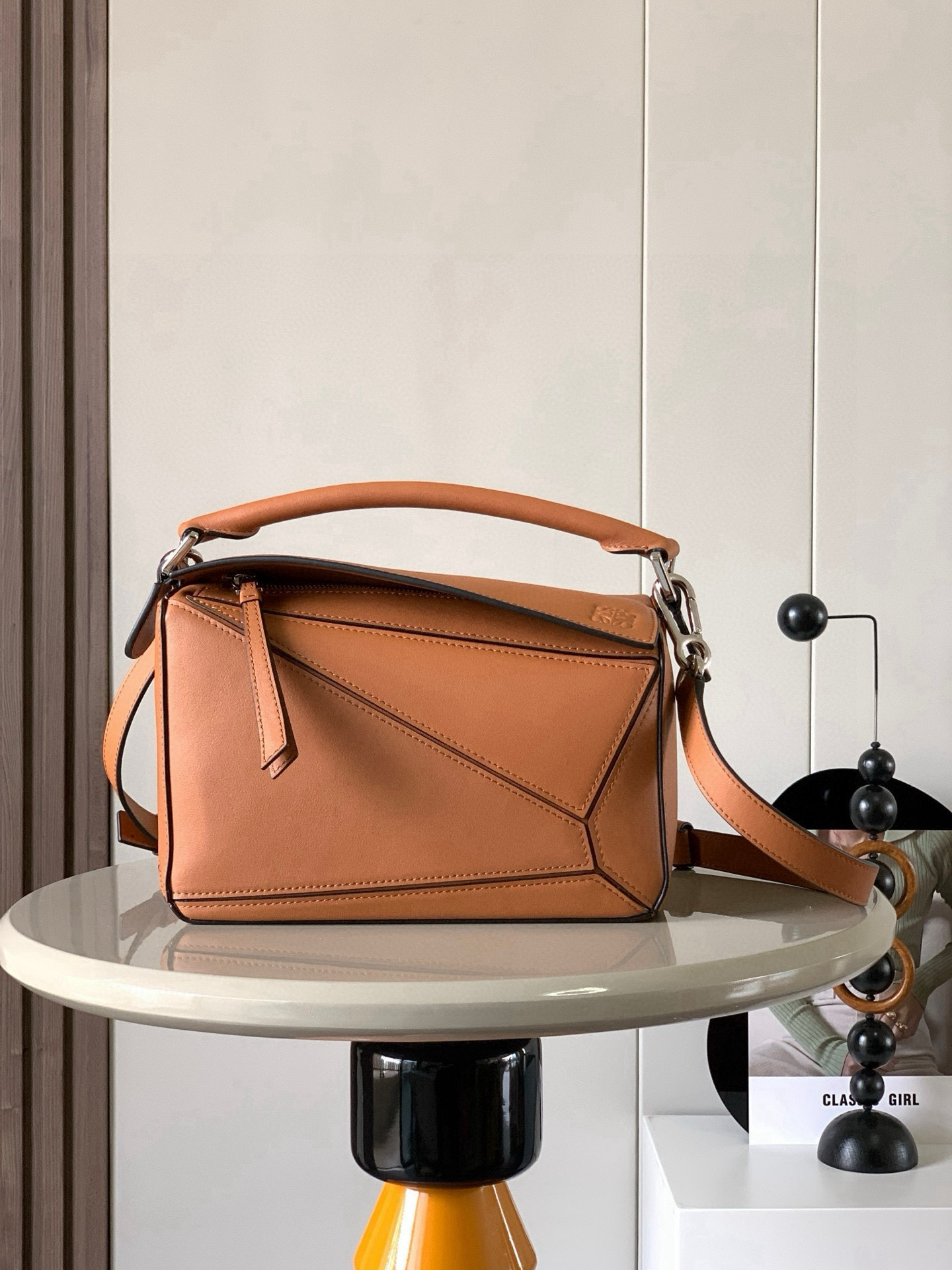 NO:719379,Geometric bag 24CMPuzzle handbag imported calfskin plain grain Luojia popular geometric bag Puzzle handbag is the first handbag launched by creative director Jonathan Anderson (Jonathan Anderson). The rectangular shape and precise cutting technology create the unique geometric lines of Puzzle. This small size version is made of soft grained cow leather. *Small size Puzzle  Can hold, for example, a large wallet, mobile phones of all sizes, and sunglasses to be carried diagonally, over the shoulder, in the hand, or by the top handle *Detachable Size 24CM～16CM～10CM Style No. 9005 Color: khaki plain, Loewe, loewe, loewe, wallets, cowhide19860909几何包24CMPuzzle手袋原厂进口小牛皮平纹 罗家爆款几何包Puzzle 手袋是创意总监乔纳森·安德森（ Jonathan Anderson）推出的首款手提包长方体形状和精确的切割技术创造了 Puzzle 独特的几何线条这个小尺寸版本采用柔软粒面牛皮革制成＊小号 Puzzle 可以容纳例如一只大号钱包、所有尺寸的手机和太阳镜斜、肩背、手拿或顶部提手携带＊可拆卸 尺寸24CM～16CM～10CM 款号9005 颜色土黄平纹,罗意威,loewe,loewe,wallets,cowhide,Bag