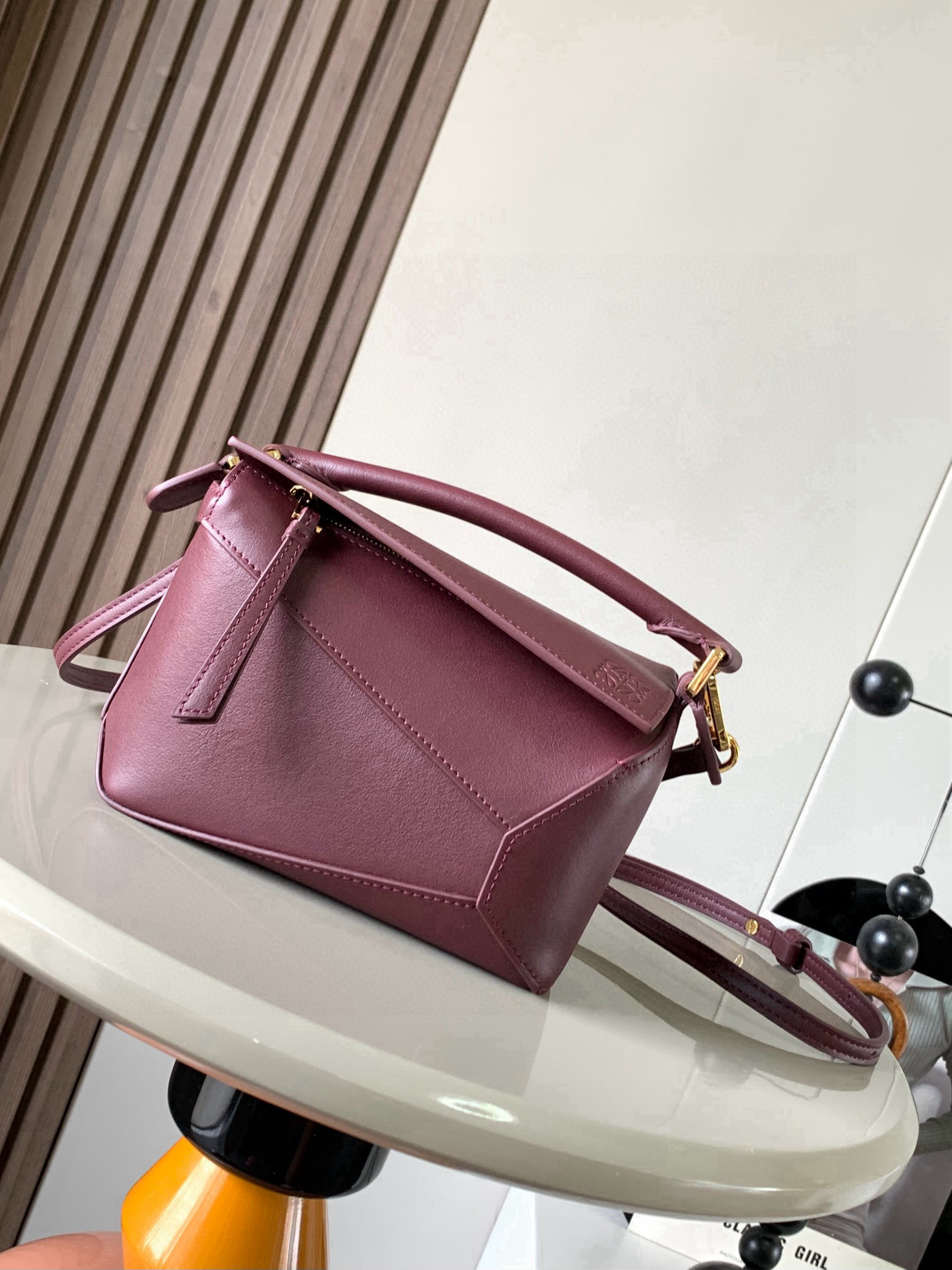 NO:719375,The popular new version of the geometric bag mini 18CM imported Napa calfskin Puzzle handbag is the creative director of Jonathan.  Anderson's first handbag for L0EWE The cuboid shape and precise cutting techniques create the unique geometric lines of the Puzzle. This mini version is crafted from classic cowhide leather The Mini Puzzle  It can accommodate, for example, a small vertical wallet, mobile phones of most sizes (up to 6.1 inches) and sunglasses cases to be carried across the body, on the shoulder, in the hand or by the top handle. The detachable shoulder strap almost ignores the weight of the bag itself, making it practical for carrying mobile phones, small purses, lipsticks and powders when going out, without any sense of cumbersomeness, and a relaxed and happy life starts from now on (the xs and plus you are most concerned about are all OK). Size 18～12.5～8CM, style number 9310～8003  Color burgundy,loewe,loewe,wallets,cowhide19860909爆款新版本几何包迷你18CM原厂进口纳帕小牛皮Puzzle手袋是创意总监乔纳森．安德森为 L0EWE 推出的首款手提包长方体形状和精确的切割技术创造了 Puzzle 独特的几何线条.这个迷你版本采用经典牛皮革制成迷你 Puzzle 可以容纳例如一只小号垂直钱包、大多数尺寸的手机（最大6.1英寸）和太阳镜盒斜挎、肩背、手拿或顶部提手携带.可拆卸肩带包包自身重量几乎忽略,炒鸡实用,出门装手机小钱包口红粉饼,毫无累赘感,轻松愉快人生从此开启(你们最关心的xs,plus都ok哈） 尺寸18～12.5～8CM 款号9310～8003 颜色酒红色,罗意威,loewe,wallets,cowhide,Bag