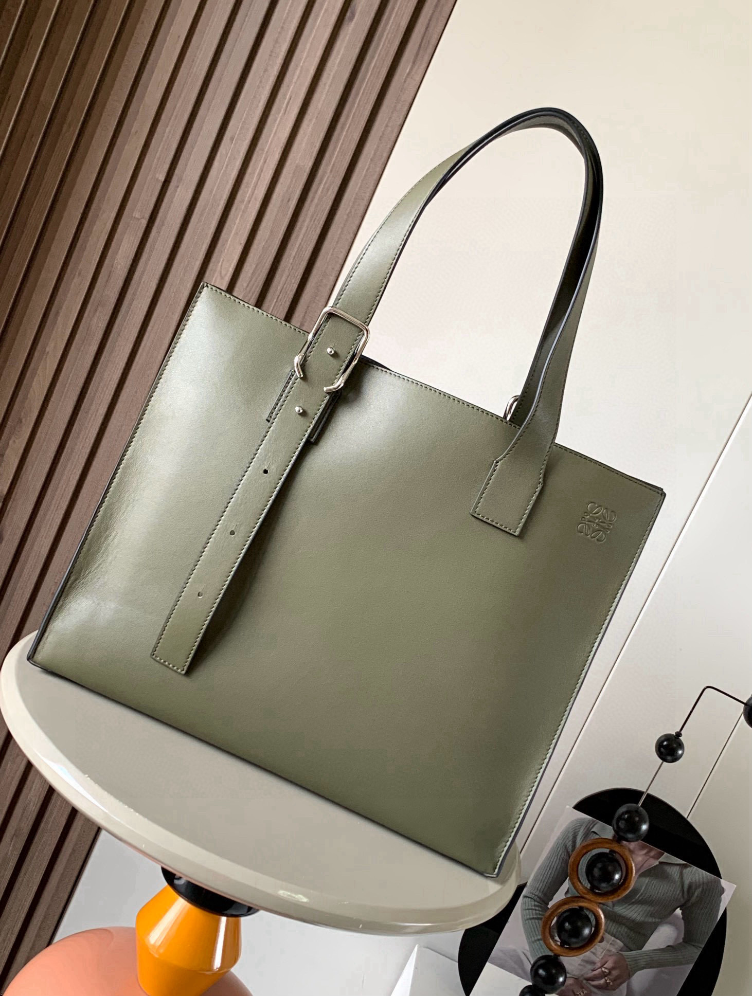 NO:719419,LOEWE classic cow leather buckle  The Horizontal Tote is a slim and lightweight handbag with a unique asymmetrical top handle and buckle bag, hence the name. This version is made of classic cow leather. * Can be worn on the shoulder or by hand * Adjustable handles Leather crotch with magnetic closure * Internal zip pocket * Can hold a 13-inch laptop  Embossed Size 38.7cm～9.2cm～32.9cm Style No. 9053 Color Green plain weave, Loewe, loewe, loewe, cowhide19860909LOEWE经典牛皮革Buckle Horizontal托特手袋是一款纤巧轻便的手提包,配有独特的不对称顶部提手和搭扣包袋因此而得名此版本采用经典牛皮革制成.＊可肩背或手提＊可调节提手皮革裆带磁扣开合＊内部拉链口袋＊可容纳13英寸笔记本电脑＊这款公文包很有设计感容量大同时又可以灵活调整手提带长度人字纹棉质帆布衬里＊ Anagram 压纹 尺寸38.7cm～9.2cm～32.9cm 款号9053 颜色绿色平纹,罗意威,loewe,loewe,cowhide,Bag