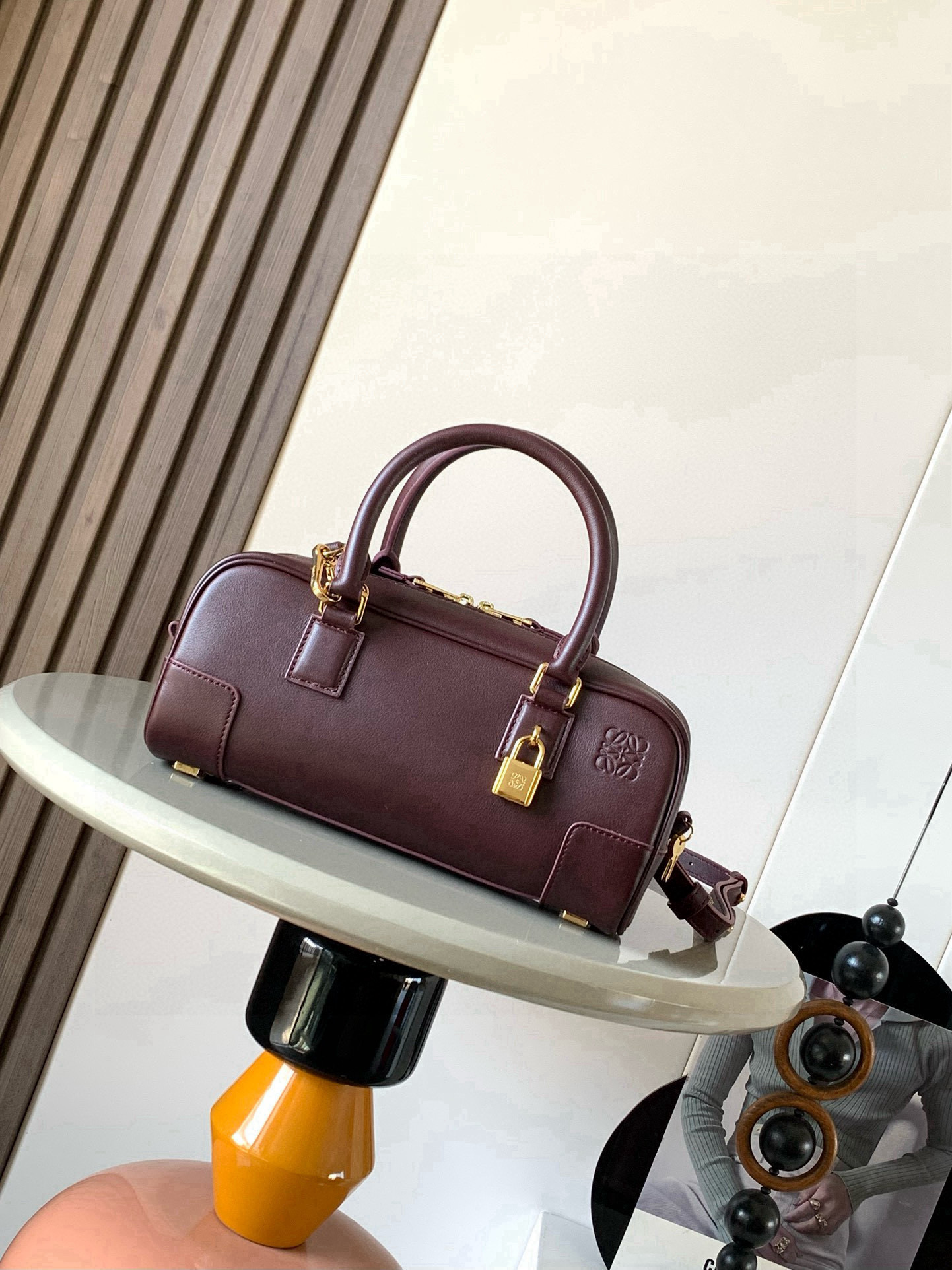 NO:719420,The new celebrity handbag Amazona is an iconic handbag originally launched by LOEWE in the 1970s, featuring exquisite proportions and key details including the Anagram  The short style with engraved padlock is made of nappa cow leather * Can be worn on the shoulder, cross-body or hand-held * Detachable and adjustable shoulder strap * Zipper closure, cow leather zipper pull * An internal zipper compartment, a slip pocket, a padlock key storage bag * The bottom of the bag is protected by metal feet * Gold suede lining * Anagram embossed Size 23cm～10cm～11cm Style No. 9085  Color: red, Loewe, loewe, loewe, cowhide19860909新款明星同款手袋 Amazona 是 LOEWE 最初于1970年代推出的标志性手袋,采用精致比例和关键细节包括 Anagram 镌刻挂锁短款以纳帕牛皮革打造而成＊可肩背、斜挎或手提＊可拆卸可调节肩带＊拉链开合,牛皮革拉链头＊一个内部拉链隔层一个插袋,一个挂锁钥匙收纳袋＊包底以金属脚钉保护＊金色绒面革衬里* Anagram 压纹 尺寸23cm～10cm～11cm 款号9085 颜色勃良地红,罗意威,loewe,loewe,cowhide,Bag