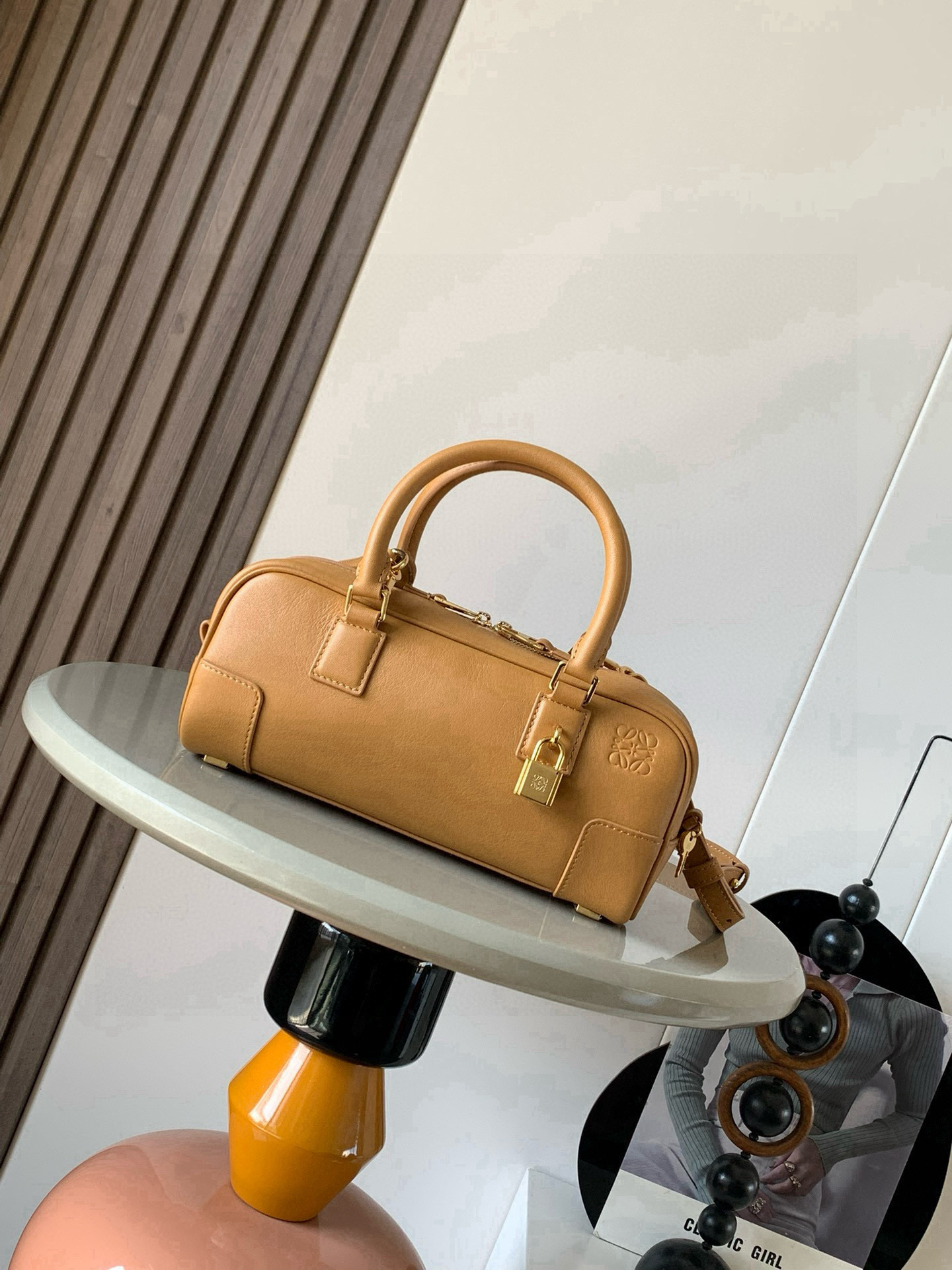 NO:719424,The new celebrity handbag Amazona is an iconic handbag originally launched by LOEWE in the 1970s, featuring exquisite proportions and key details including the Anagram  The short style with engraved padlock is made of nappa cow leather * Can be worn on the shoulder, cross-body or hand-held * Detachable and adjustable shoulder strap * Zipper closure, cow leather zipper pull * An internal zipper compartment, a slip pocket, a padlock key storage bag * The bottom of the bag is protected by metal feet * Gold suede lining * Anagram embossed Size 23cm～10cm～11cm Style No. 9085  Color honey color,loewe,loewe,loewe,cowhide19860909新款明星同款手袋 Amazona 是 LOEWE 最初于1970年代推出的标志性手袋,采用精致比例和关键细节包括 Anagram 镌刻挂锁短款以纳帕牛皮革打造而成＊可肩背、斜挎或手提＊可拆卸可调节肩带＊拉链开合,牛皮革拉链头＊一个内部拉链隔层一个插袋,一个挂锁钥匙收纳袋＊包底以金属脚钉保护＊金色绒面革衬里* Anagram 压纹 尺寸23cm～10cm～11cm 款号9085 颜色蜂蜜色,罗意威,loewe,loewe,cowhide,Bag