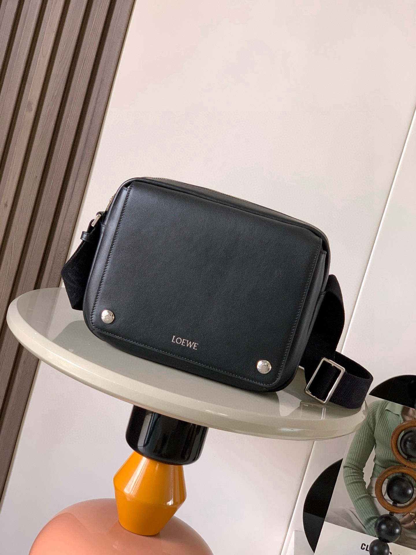 NO:719472,New Small Pebble Messenger Bag in Plain Calf Leather The Pebble messenger bag features a practical and sophisticated design, with dual signature Anagram Pebble.  This medium version is made of soft grained cowhide leather * Adjustable LOEWE webbing * Zipper closure * One front pocket with magnetic closure, one internal slip pocket * Suede lining * LOEWE hot silver, Anagram Pebble Size 23cm~9cm~18cm Style No. 9094 Color Black plain weave, Loewe, loewe, loewe, cowhide19860909新款小号平纹牛皮革 Pebble 邮差包Pebble 邮差包采用实用精巧设计,配有双重标志性 Anagram Pebble ．此中号版本采用柔软粒面牛皮革制成＊可调节LOEWE 织带＊拉链开合＊一个磁扣开合正面口袋,一个内部插袋＊绒面革衬里＊ LOEWE 烫银, Anagram Pebble 尺寸23cm～9cm~18cm 款号9094 颜色黑色平纹,罗意威,loewe,loewe,cowhide,Bag