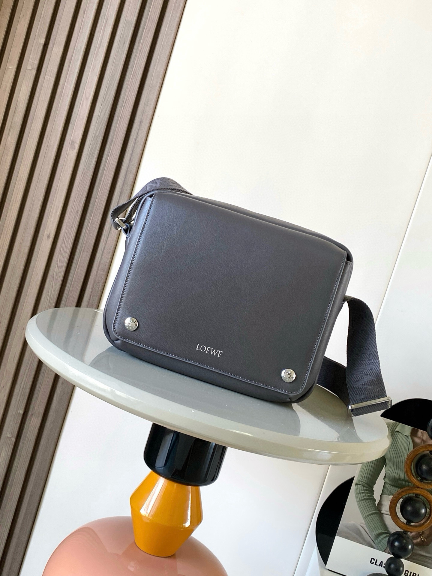 NO:719478,New Small Pebble Messenger Bag in Plain Calf Leather The Pebble messenger bag features a practical and sophisticated design, with dual signature Anagram Pebble.  This medium version is made of soft grained cowhide leather * Adjustable LOEWE webbing * Zipper closure * One front pocket with magnetic closure, one internal slip pocket * Suede lining * LOEWE hot silver, Anagram Pebble Size 23cm ~ 9cm ~ 18cm Style number 9094 Color Gray plain weave, Loewe, loewe, loewe, cowhide19860909新款小号平纹牛皮革 Pebble 邮差包Pebble 邮差包采用实用精巧设计,配有双重标志性 Anagram Pebble ．此中号版本采用柔软粒面牛皮革制成＊可调节LOEWE 织带＊拉链开合＊一个磁扣开合正面口袋,一个内部插袋＊绒面革衬里＊ LOEWE 烫银, Anagram Pebble 尺寸23cm～9cm~18cm 款号9094 颜色灰色平纹,罗意威,loewe,loewe,cowhide,Bag