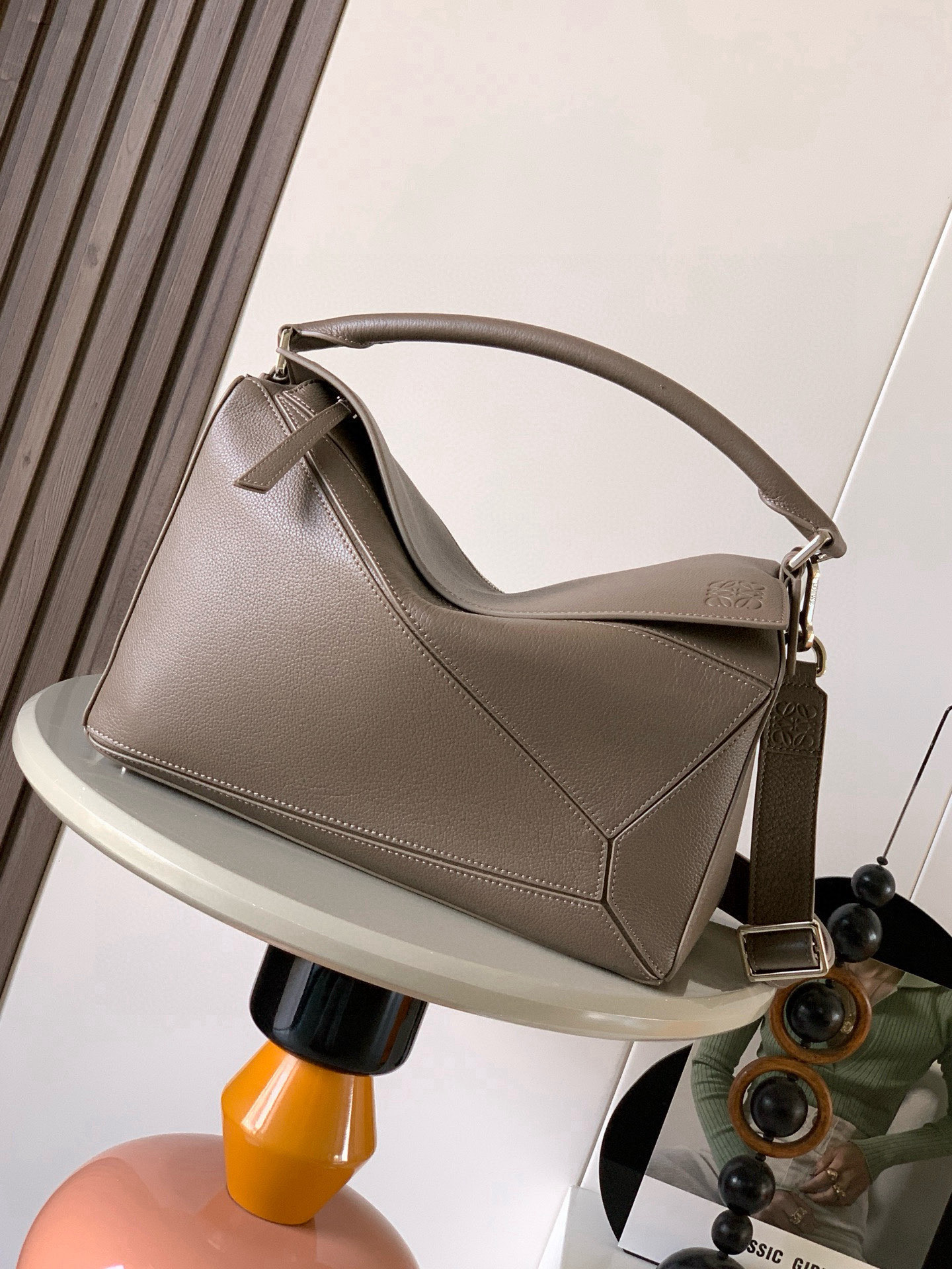 NO:719445,The new Puzzle size handbag Puzzle handbag is the creative director of Jonathan.  The first handbag launched by Jonathan Anderson, the cuboid shape and precise cutting techniques create the unique geometric lines of the Puzzle. This version is made from glossy cow leather with overlapping edges. * Can be worn on the shoulder, cross-body or handheld.  Anagram embossing meets the needs of different occasions. Unisex. Size 33cm～14.7cm～21.5cm. Style No. 9095. Color: tundra green/deerskin, Loewe, loewe, cowhide19860909新款Puzzle尺寸手袋Puzzle 手袋是创意总监乔纳森．安德森（ Jonathan Anderson）推出的首款手提包长方体形状和精确的切割技术创造了 Puzzle 独特的几何线条此版本采用亮面牛皮革制成饰有重叠边缘＊可肩背、斜挎或手提＊可拆卸可调节肩带＊外部后方拉链袋和两个内部插袋＊拉链开合牛皮革拉链头＊可以使用肩带和个性化挂饰进行定制＊绒面革衬里＊ Anagram 压纹 满足不同场合需求男女通用 尺寸33cm～14.7cm～21.5cm 款号9095 颜色苔原绿/鹿皮,罗意威,loewe,cowhide,Bag