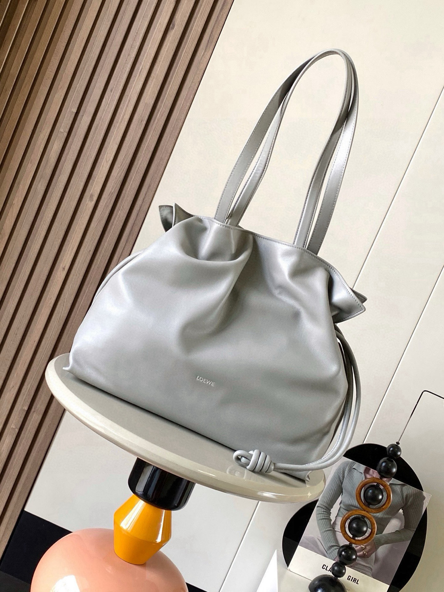 NO:719479,New lucky bag 38CM large nappa cow leather Flamenco clutch bag. The Flamenco clutch bag released in the 1880s is tightened with a drawstring and tied with the iconic coiled knot. This large version is made of nappa cow leather. It can hold A4 paper size documents and computers for daily commuting. Both men and women * Can be carried on the shoulder. Cow leather top handle * Magnetic buckle closure Anag ram embossing Size 38cm ~ 29cm ~ 14cm  Style No. 9084 Color Asphalt Gray, Loewe, loewe, handbag, cowhide19860909新款福袋38CM大号纳帕牛皮革Flamenco手拿包十九世纪八十年代发布的 Flamenco 手拿包采用拉绳收紧,并打上标志性的盘绕结此大号版本采用纳帕牛皮革制成可放 A4纸大小文件、电脑满足日常通勤 男女皆＊可肩背牛皮革顶部提手＊磁扣开合Anag ram 压纹 尺寸38cm～29cm～14cm 款号9084 颜色沥青灰,罗意威,loewe,handbag,cowhide,Bag