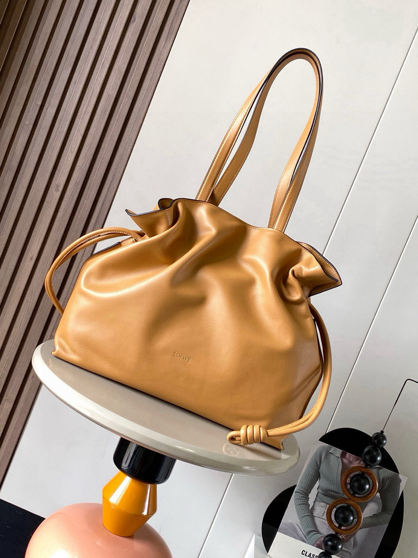 NO:719485,New lucky bag 38CM large nappa cow leather Flamenco clutch bag. The Flamenco clutch bag released in the 1880s is tightened with a drawstring and tied with the iconic coiled knot. This large version is made of nappa cow leather. It can hold A4 paper size documents and computers for daily commuting. Both men and women * Can be carried on the shoulder. Cow leather top handle * Magnetic buckle closure Anag ram embossing Size 38cm ~ 29cm ~ 14cm  Style number 9084, color warm sandy yellow, loewe, handbag, cowhide19860909新款福袋38CM大号纳帕牛皮革Flamenco手拿包十九世纪八十年代发布的 Flamenco 手拿包采用拉绳收紧,并打上标志性的盘绕结此大号版本采用纳帕牛皮革制成可放 A4纸大小文件、电脑满足日常通勤 男女皆＊可肩背牛皮革顶部提手＊磁扣开合Anag ram 压纹 尺寸38cm～29cm～14cm 款号9084 颜色暖沙黄,罗意威,loewe,handbag,cowhide,Bag