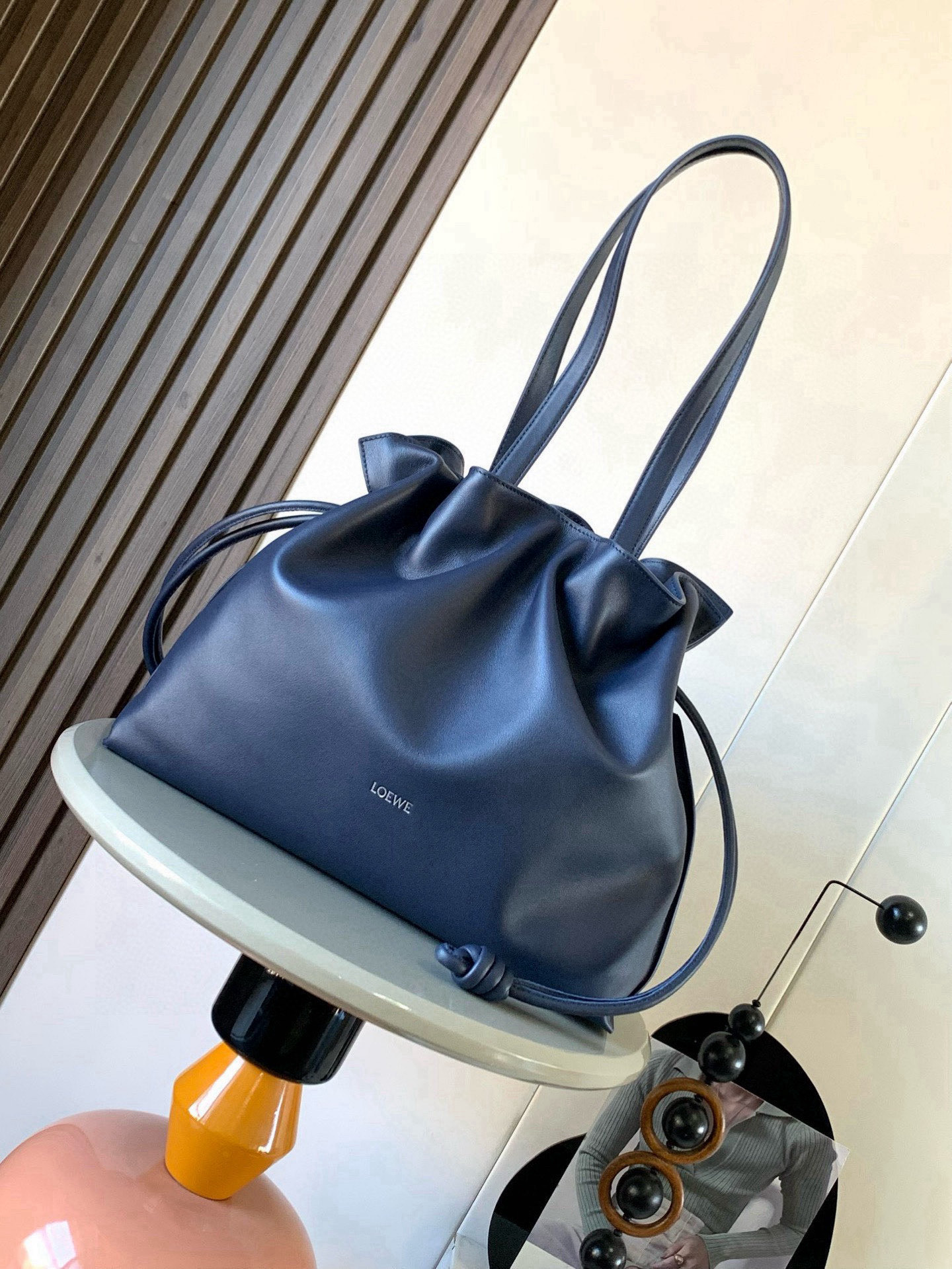 NO:719442,New lucky bag 38CM large nappa cow leather Flamenco clutch bag. The Flamenco clutch bag released in the 1880s is tightened with a drawstring and tied with the iconic coiled knot. This large version is made of nappa cow leather. It can hold A4 paper size documents and computers for daily commuting. Both men and women * Can be carried on the shoulder. Cow leather top handle * Magnetic buckle closure Anag ram embossing Size 38cm ~ 29cm ~ 14cm  Style No. 9084 Color navy blue, Loewe, loewe, handbag, cowhide19860909新款福袋38CM大号纳帕牛皮革Flamenco手拿包十九世纪八十年代发布的 Flamenco 手拿包采用拉绳收紧,并打上标志性的盘绕结此大号版本采用纳帕牛皮革制成可放 A4纸大小文件、电脑满足日常通勤 男女皆＊可肩背牛皮革顶部提手＊磁扣开合Anag ram 压纹 尺寸38cm～29cm～14cm 款号9084 颜色海军蓝,罗意威,loewe,handbag,cowhide,Bag