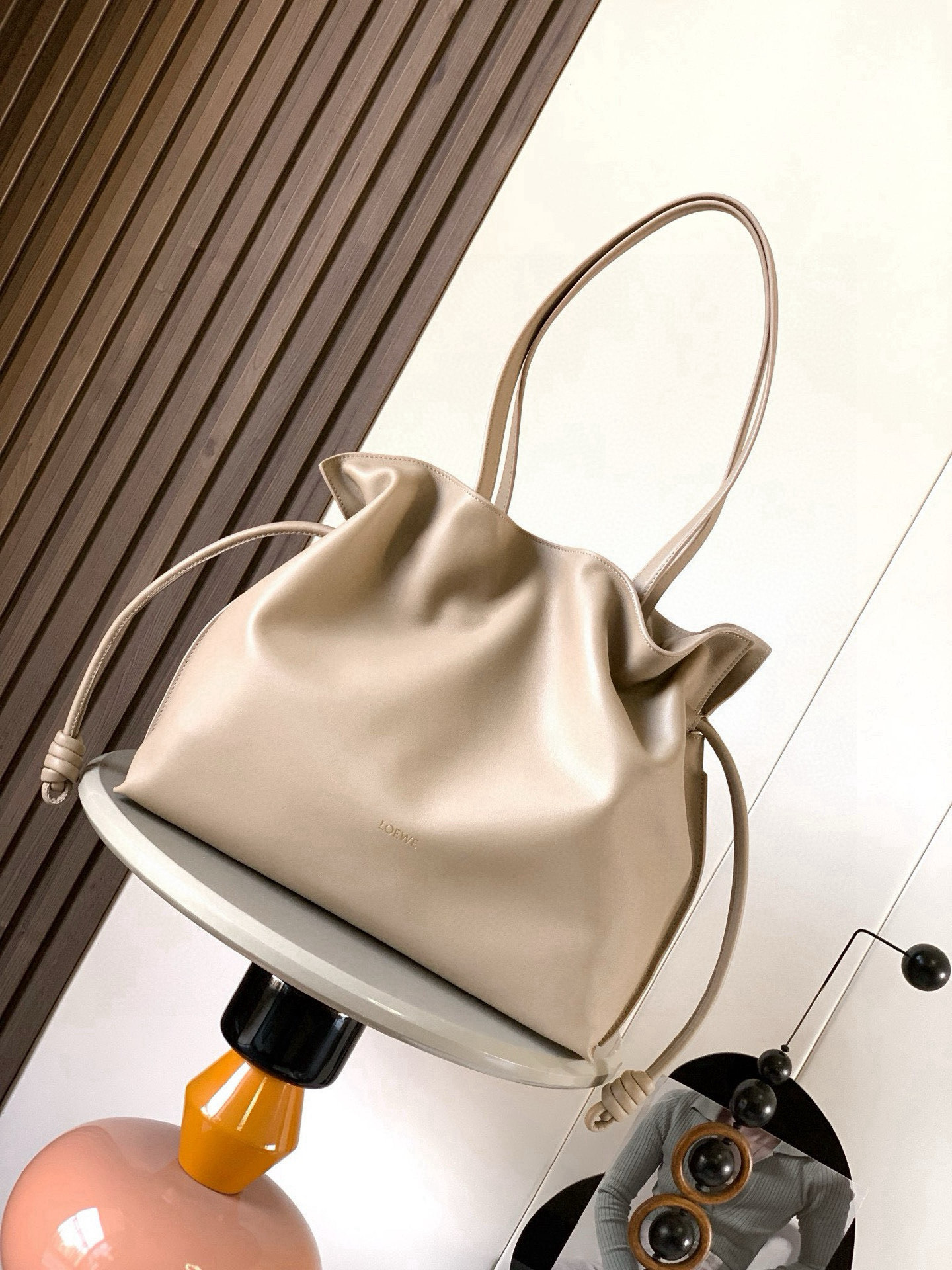 NO:719447,New lucky bag 38CM large nappa cow leather Flamenco clutch bag. The Flamenco clutch bag released in the 1880s is tightened with a drawstring and tied with the iconic coiled knot. This large version is made of nappa cow leather. It can hold A4 paper size documents and computers for daily commuting. Both men and women * Can be carried on the shoulder. Cow leather top handle * Magnetic buckle closure Anag ram embossing Size 38cm ~ 29cm ~ 14cm  Style No. 9084 Color: Gravel, Loewe, loewe, handbag, cowhide19860909新款福袋38CM大号纳帕牛皮革Flamenco手拿包十九世纪八十年代发布的 Flamenco 手拿包采用拉绳收紧,并打上标志性的盘绕结此大号版本采用纳帕牛皮革制成可放 A4纸大小文件、电脑满足日常通勤 男女皆＊可肩背牛皮革顶部提手＊磁扣开合Anag ram 压纹 尺寸38cm～29cm～14cm 款号9084 颜色砂砾色,罗意威,loewe,handbag,cowhide,Bag