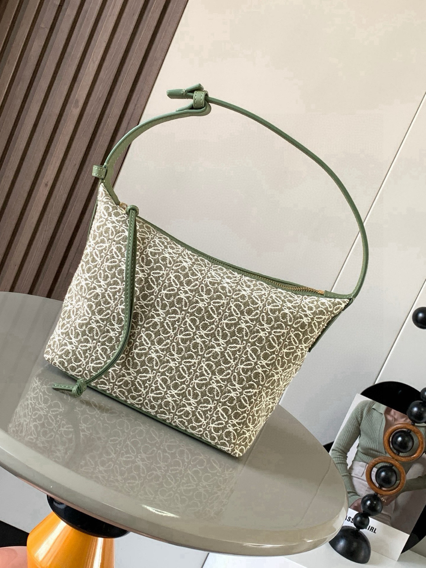 NO:719501,Anagram jacquard and cow leather Cubi handbag small lunch bag ~ Cubi lunch box bag The happiness of this season is given by Cubi!  L0ewe's latest popular underarm bag, the Cubi embroidered design, has a sense of luxury. It can produce a wonderful chemical reaction with any plain white T-shirt. The adjustment function of the shoulder straps is also very attentive, without too much tediousness. Just click it lightly to free your hands. It looks good in the hand, under the armpits and on the shoulders. It has a large capacity and is very light!  It’s so cute, come on and start the “street bombing” mode. The Cubi Anagram bag is a roomy shoulder bag with a cow leather base and soft body. This version is made of cow leather and Anagram jacquard!  Small size: 21~17~13CM Model No. 9007 Color green fine flower, Loewe, loewe, cowhide19860909Anagram提花布和牛皮革 Cubi手袋小号便当包～Cubi饭盒包这一季的快乐是Cubi给的！L0ewe 最新抢手腋下包 Cubi绣花设计自带高级感 随便搭件素色白T都能产生奇妙的化学反应肩带的调节功能也十分用心,没有过多的繁琐,轻轻一扣,解放双手,手提、腋下肩背都好看 容量大、自重还很轻！太可爱了快来开启“炸街”模式Cubi Anagram 包袋是一款宽敞的肩包,带有牛皮革底座和柔软的包身.这个版本采用牛皮革和 Anagram 提花布制成！ 小号尺寸:21~17~13CM 款号9007 颜色绿色细花,罗意威,loewe,cowhide,Bag