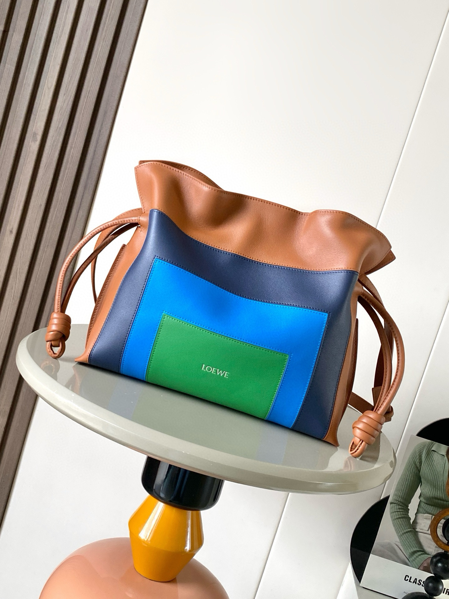 NO:719502,NEW Medium Flamenco Clutch in Nappa Cow Leather Flamenco Clutch Made of soft material for a languid style. Drawstring design with historic knots. This medium version is made of Nappa Cow Leather. The square intarsia pattern is inspired by Josef Albers' 'Homage to the Square' collection. This bag is for Josef and Anni Albers.  The series of works * can be carried on the shoulder, cross-body or handheld * detachable and adjustable shoulder strap * magnetic buckle closure * suede lining 'Hot stamping or hot silver and Josef Albers signature Size 30～24.5～10.5CM Style No. 9102 Color caramel bright green, Loewe, loewe, handbag, cowhide19860909新款 中号纳帕牛皮革 Flamenco 手拿包Flamenco 手拿包以柔软材质造就慵懒风格抽绳设计饰有历史悠久的绳结此中号版本采用纳帕牛皮革制成方形嵌花图案的灵感源自 Josef Albers 的“Homage to the Square' 系列这款手袋为Josef and Anni Albers 系列作品*可肩背、斜挎或手提*可拆卸可调节肩带*磁扣开合*绒面革衬里 “烫金或烫银和 Josef Albers 签名 尺寸30～24.5～10.5CM 款号9102 颜色焦糖亮绿,罗意威,loewe,handbag,cowhide,Bag