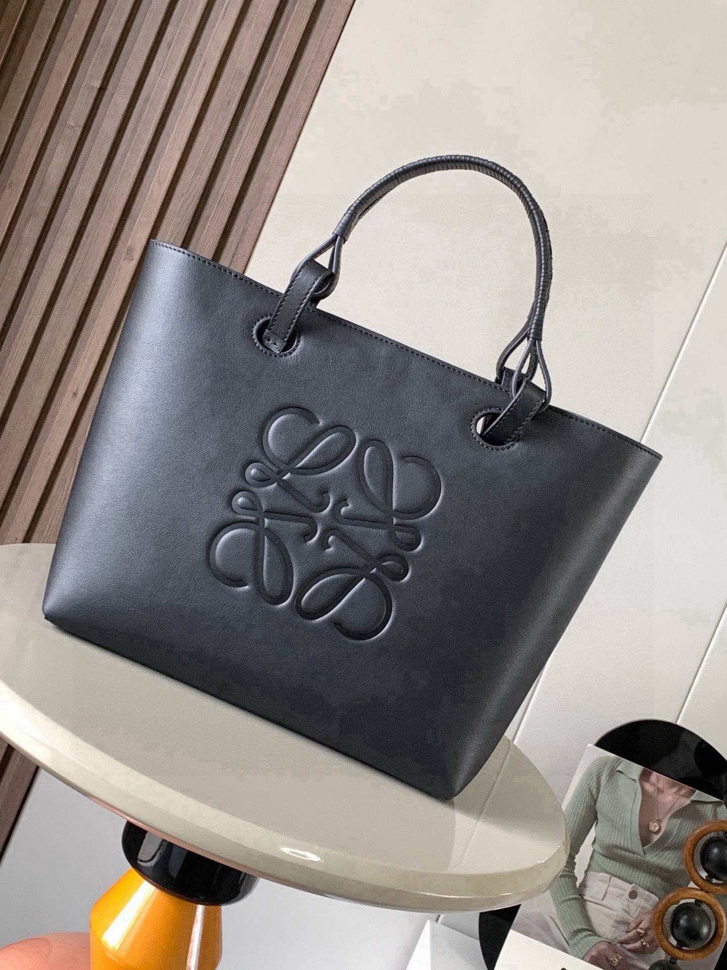 NO:719508,Medium calf leather Anagram Tote handbag linen splicing tote features no fancy design simple and practical design of long and short shoulder straps quite nice and the size is quite suitable  It is not particularly big and can easily meet daily needs. In addition to the regular classic shoulder straps, it is also equipped with a unique braided handle, which adds a lot of fashion and design to the simple shape. The iconic Anagram logo is embossed on the body of the bag for recognition and fashion, which makes it a perfect match.  Even more comfortable and stylish. Can be paired with longer cowhide top handles or shorter handwoven handles. Use this size version. Crafted from Wagyu cowhide. Large Anagram on the front. 'Carry on the shoulder or by the top handle.'  Size 29CM~25CM~14CM Style number 9300 full leather Color black plain weave, Loewe, loewe, cowhide19860909中号牛皮革 Anagram Tote 手袋亚麻布拼接托特色没啥花里胡哨的设计 简单实用型长短肩带的设计还挺好看的尺寸还比较合适 不算特别大容易轻松满足日常需求,除了常规的经典肩带还搭配独特的编织手柄给简约的造型增添了不少时髦感和设计感.包身压印标志性Anagram徽标辨识度和时尚气息那是拿捏得杠杠哒搭配起来更是舒适又出片可搭配较长的牛皮革顶部提手或较短的手工编织提手使用这个尺寸版采和牛皮革制成正面饰有大尺寸的Anagram“肩背或顶部提手携带“牛皮革系带固定*两个内部插袋*牛皮革衬里 尺寸29CM~25CM~14CM 款号9300全皮 颜色黑色平纹,罗意威,loewe,cowhide,Bag