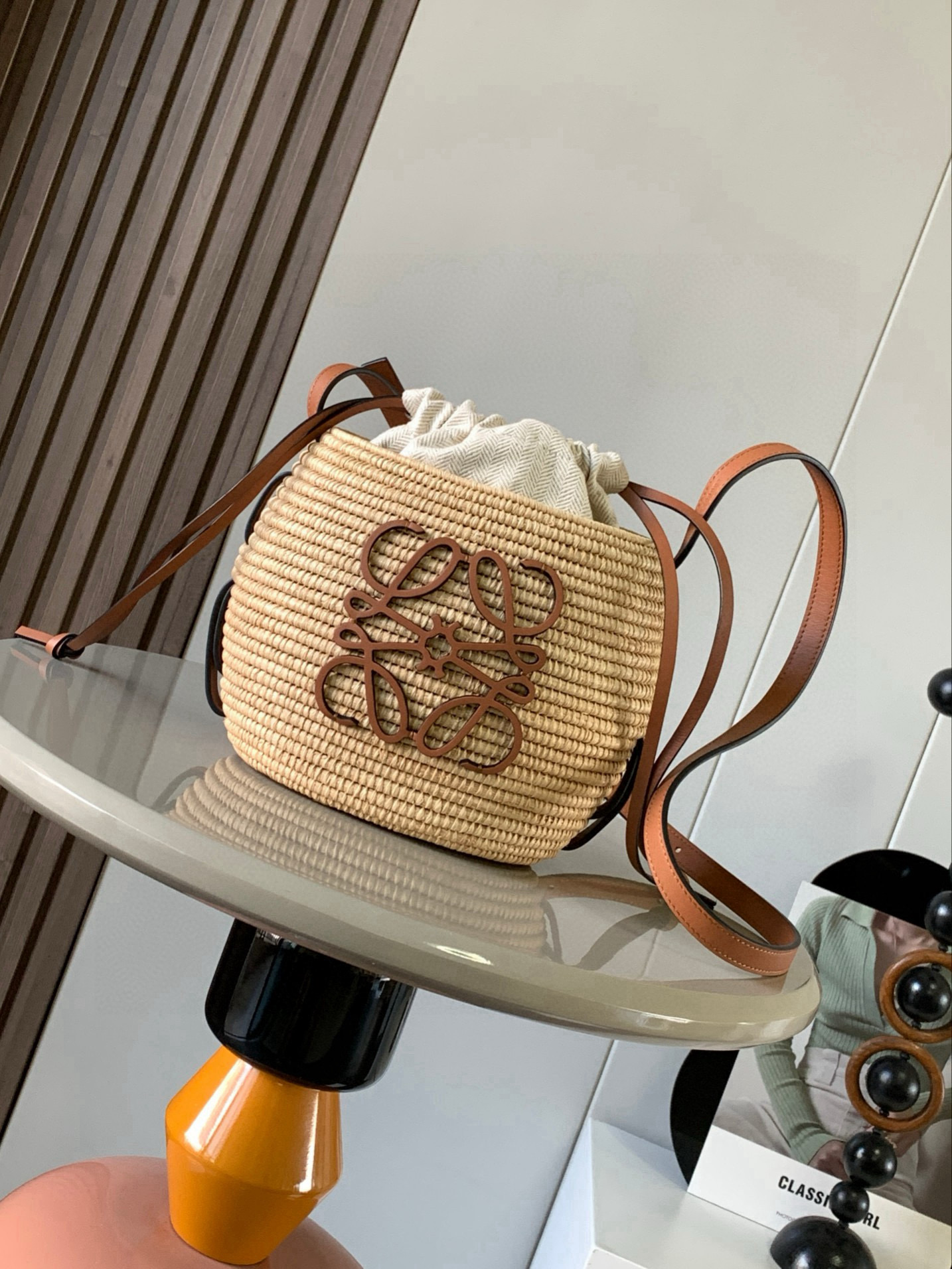 NO:719533,Raffia and Calf Leather Honeycomb Basket Small Honeycomb/Lantern Bag Woven bag with calfskin shoulder strap that runs through the entire honeycomb shape. This version is made of raffia and calfskin. Comes with an internal drawstring pouch and calfskin leather on the front. Anagram  The embroidery is different from the previous straw woven bags that can be carried on one shoulder. The small honeycomb can be carried cross-body or on one shoulder. It has a large capacity and is large enough to fit mobile phones, lipstick, powder, tissues, car keys, card holders and even power bank hand cream and other portable items. It comes with a non-detachable inner bag, which is more convenient for storage. The drawstring closure can tighten the small items inside to prevent them from falling out~ The upper body is really beautiful. The lazy and casual high-end feeling can easily be worn in all seasons~  Size 22～22～12CM Style No. 2 Color Brown, Loewe, loewe, espadrilles, cowhide19860909酒椰纤维和牛皮革蜂巢Basket小蜂巢／灯笼包手袋编织包配有穿过整个蜂巢形状包身的牛皮革肩带这个版本采用酒椰叶纤维和牛皮革制成配有内置抽绳小包,正面饰有牛皮革 Anagram 刺绣跟以往单肩背的草编包不同小蜂巢可以斜挎、也可以单肩背容量大且足,手机、口红、粉饼、纸巾、车匙、卡包乃至于充电宝护手霜等等随身携带的物品完全放得下配有不可拆卸的内胆袋,更方便收纳抽绳开合可以束紧内里的小物品不容易掉出来～上身真的太好看了慵懒随性的高级感轻松包揽四季穿搭～ 尺寸22～22～12CM 款号2 颜色棕色,罗意威,loewe,espadrilles,cowhide,Bag