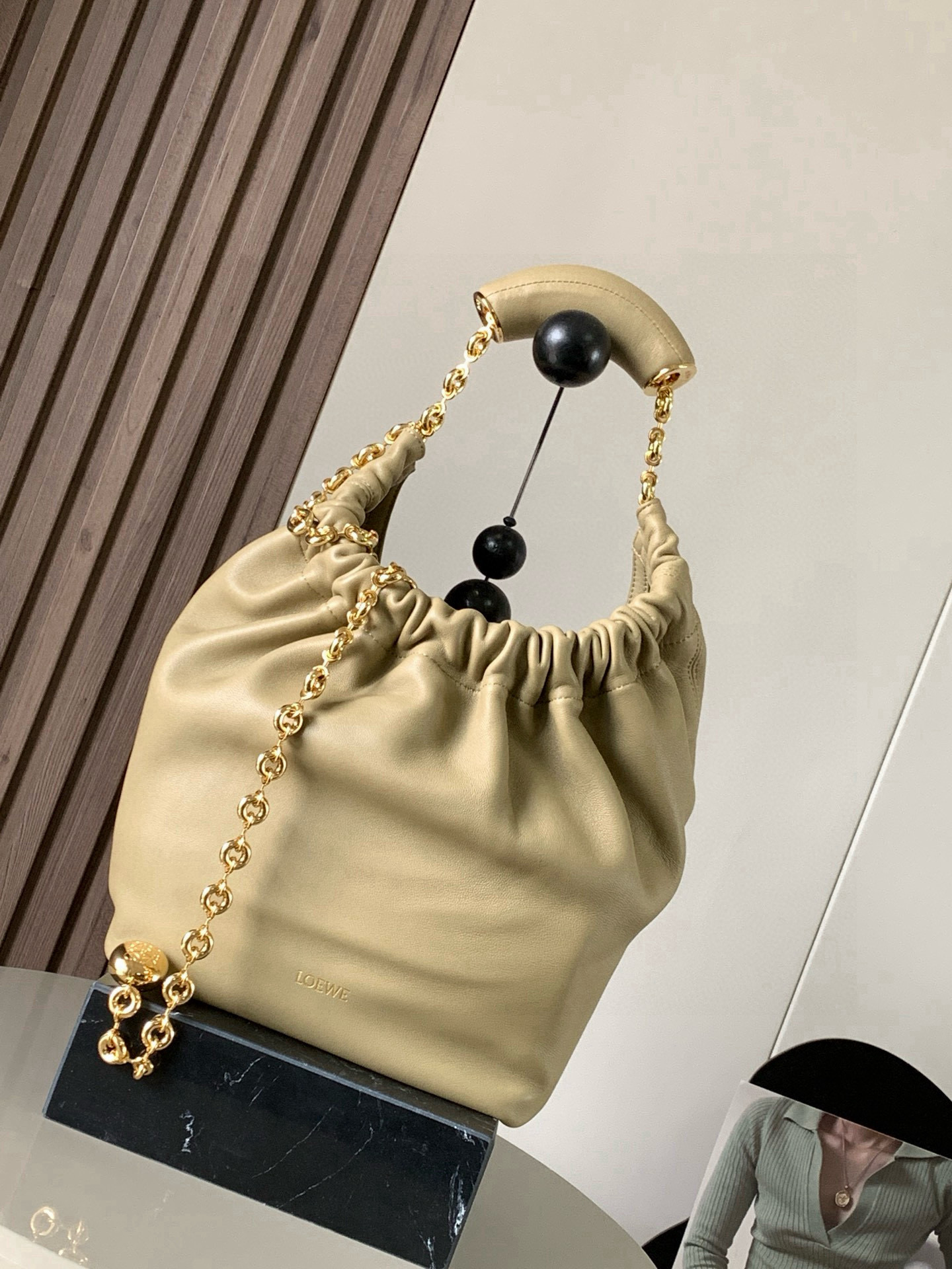 NO:719525,[Celebrity Style] Small Nappa Lamb Leather Squeeze Handbag is a refined and feminine new handbag. The newly released Squeeze Handbag is made of soft and silky Mellow Nappa lambskin. The unlined structure effectively reduces the weight of the bag and makes it lighter in appearance. The crescent-shaped bag mouth is closed with elegant ruffles, creating a relaxed and casual attitude. Another highlight of this bag is the ergonomic Squeeze  The air bag handle is matched with a delicate donut chain made of brass. The length can be adjusted through the chain link or an extension chain can be added to realize different carrying methods such as hand carry, shoulder carry, and cross body. The air bag handle can slide freely to improve comfort. An Anagram Pebble pendant is embellished at the bottom of the chain to add smart details to the bag. Size 29CM～24CM～10.5CM Style No. 9042 Color Clay Green, Loewe, Loewe, Sheepskin19860909【明星同款】小号纳帕羊皮革Squeeze手袋是款精致而柔美的全新手袋全新发布的 Squeeze 手袋采用柔软丝滑的Mellow纳帕小羊皮制作而成无衬里结构有效减轻包身自重观感上也更为轻盈弯月形包口以优雅的褶边收口,营造出轻松又随性的态度这款包包还有一大亮点是符合人体工程学的 Squeeze 气囊手柄搭配黄铜打造的精美甜甜圈链条可通过链环调节长短或添加延长链,实现手拎、肩背、斜挎等不同背法气囊手柄可自由滑动位置以提升舒适度链条底部点缀一枚 Anagram Pebble 吊坠,为包包增添灵动细节 尺寸29CM～24CM～10.5CM 款号9042 颜色粘土绿,罗意威,loewe,sheepskin,Bag