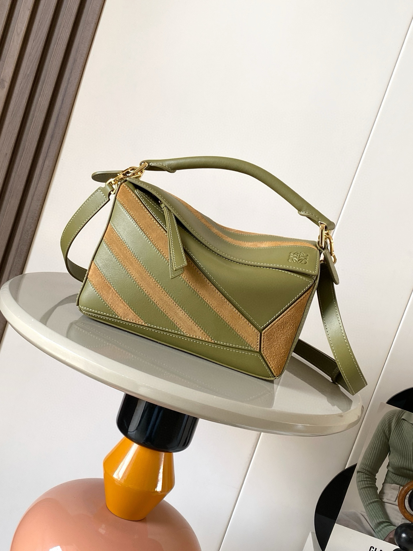 NO:719537,New celebrity style, new geometric bag small size 24CMPuzzle handbag Luojia popular geometric color small size classic cow leather and suede Puzzle handbag Puzzle  Unique geometric lines outline a rectangular shape. This small version is made of classic cow leather and suede. It is decorated with intarsia stripes with specific color patterns. *Can be worn on the shoulder, cross-body or handheld. *Detachable and adjustable shoulder strap.  Color olive green spelling, Loewe, loewe, loewe, cowhide19860909新款明星同款 新款几何包小号24CMPuzzle手袋罗家爆款几何色小号经典牛皮革和绒面革 Puzzle 手袋Puzzle 以别具一格的几何线条勾勒长方体造型此小号版本采用经典牛皮革和绒面革制成饰有特定配色图案的嵌花条纹*可肩背、斜挎或手提*可拆卸可调节肩带*拉链开合,牛皮革拉链头*一个外部拉链后袋一个内部插袋*绒面革衬里*Anagram 压纹 尺寸24CM～16CM～10CM 款号9107～9108 颜色橄榄绿拼,罗意威,loewe,loewe,cowhide,Bag