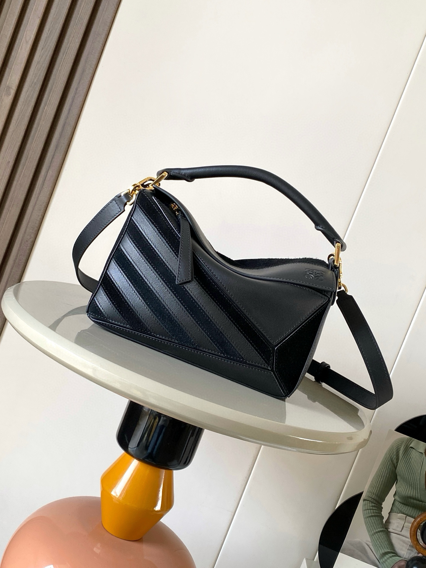 NO:719543,New celebrity style, new geometric bag small size 24CMPuzzle handbag Luojia popular geometric color small size classic cow leather and suede Puzzle handbag Puzzle  Unique geometric lines outline a rectangular shape. This small version is made of classic cow leather and suede. It is decorated with intarsia stripes with specific color patterns. *Can be worn on the shoulder, cross-body or handheld. *Detachable and adjustable shoulder strap.  Color black spelling, Loewe, loewe, loewe, cowhide19860909新款明星同款 新款几何包小号24CMPuzzle手袋罗家爆款几何色小号经典牛皮革和绒面革 Puzzle 手袋Puzzle 以别具一格的几何线条勾勒长方体造型此小号版本采用经典牛皮革和绒面革制成饰有特定配色图案的嵌花条纹*可肩背、斜挎或手提*可拆卸可调节肩带*拉链开合,牛皮革拉链头*一个外部拉链后袋一个内部插袋*绒面革衬里*Anagram 压纹 尺寸24CM～16CM～10CM 款号9107～9108 颜色黑色拼,罗意威,loewe,loewe,cowhide,Bag